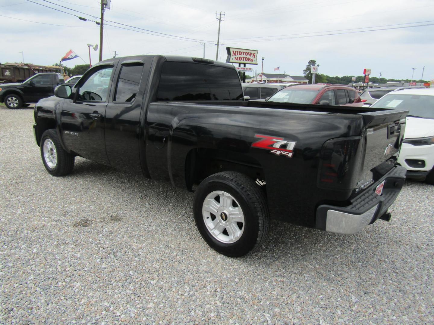 2010 Black Chevrolet Silverado 1500 LT1 Extended Cab 4WD (1GCSKSE35AZ) with an 5.3L V8 OHV 16V FFV engine, Automatic transmission, located at 15016 S Hwy 231, Midland City, AL, 36350, (334) 983-3001, 31.306210, -85.495277 - Photo#5
