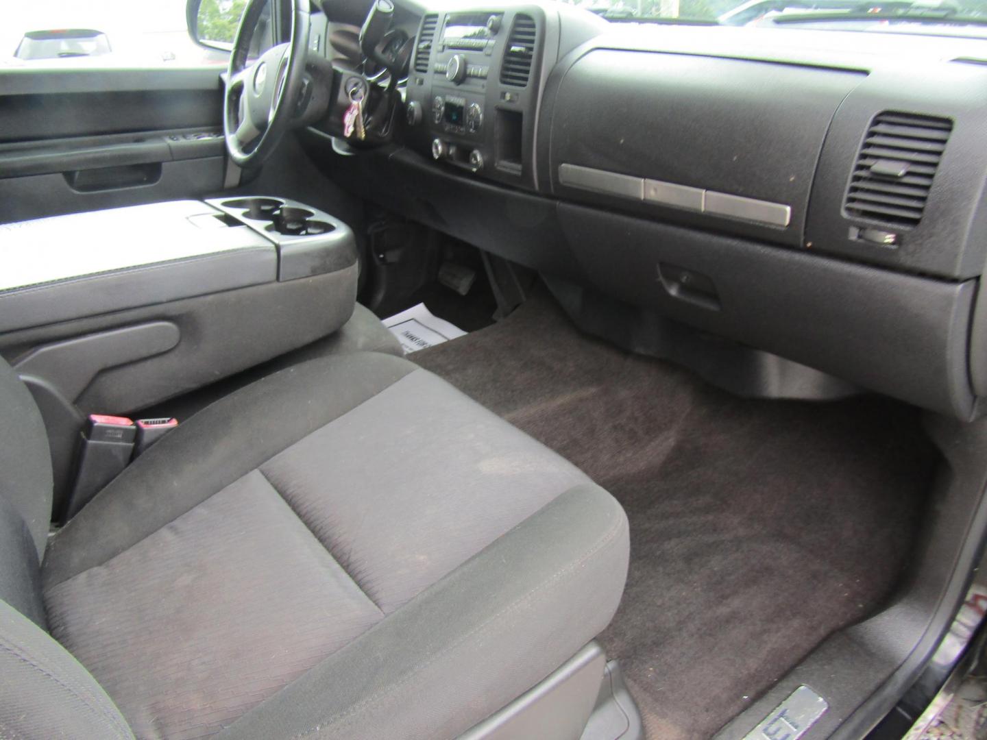 2010 Black Chevrolet Silverado 1500 LT1 Extended Cab 4WD (1GCSKSE35AZ) with an 5.3L V8 OHV 16V FFV engine, Automatic transmission, located at 15016 S Hwy 231, Midland City, AL, 36350, (334) 983-3001, 31.306210, -85.495277 - Photo#8