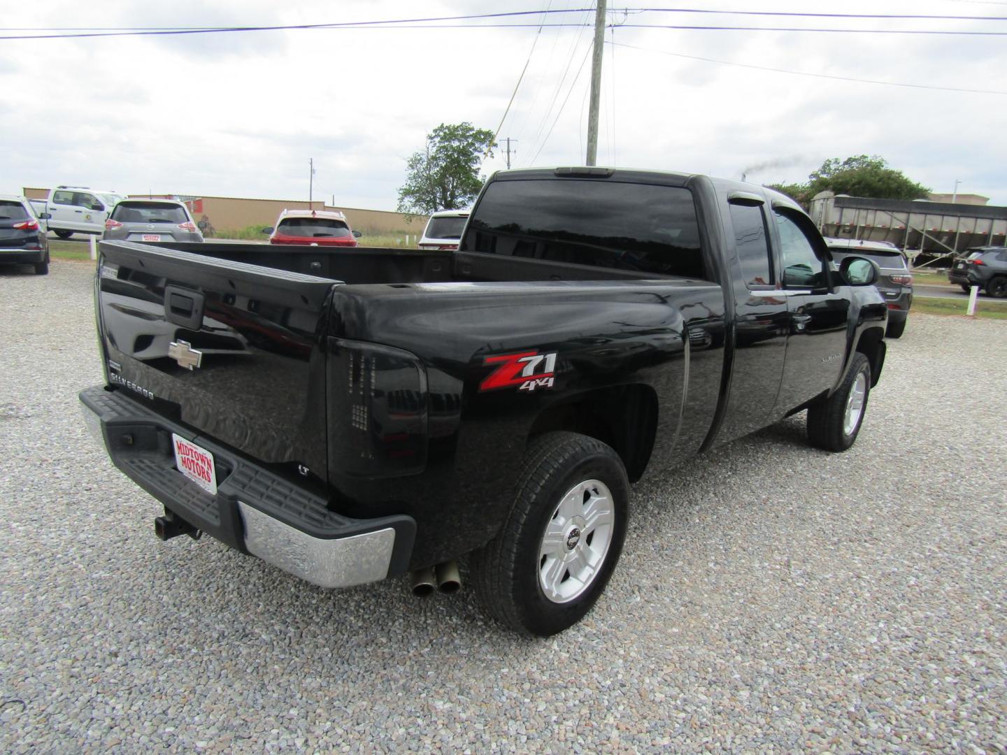 2010 Black Chevrolet Silverado 1500 LT1 Extended Cab 4WD (1GCSKSE35AZ) with an 5.3L V8 OHV 16V FFV engine, Automatic transmission, located at 15016 S Hwy 231, Midland City, AL, 36350, (334) 983-3001, 31.306210, -85.495277 - Photo#7