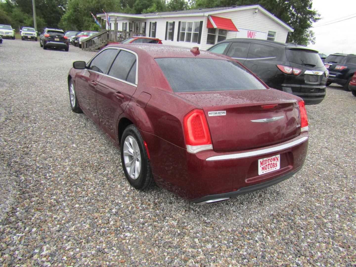 2015 Red Chrysler 300 Limited RWD (2C3CCAAG1FH) with an 3.6L V6 SOHC 24V engine, Automatic transmission, located at 15016 S Hwy 231, Midland City, AL, 36350, (334) 983-3001, 31.306210, -85.495277 - Photo#4