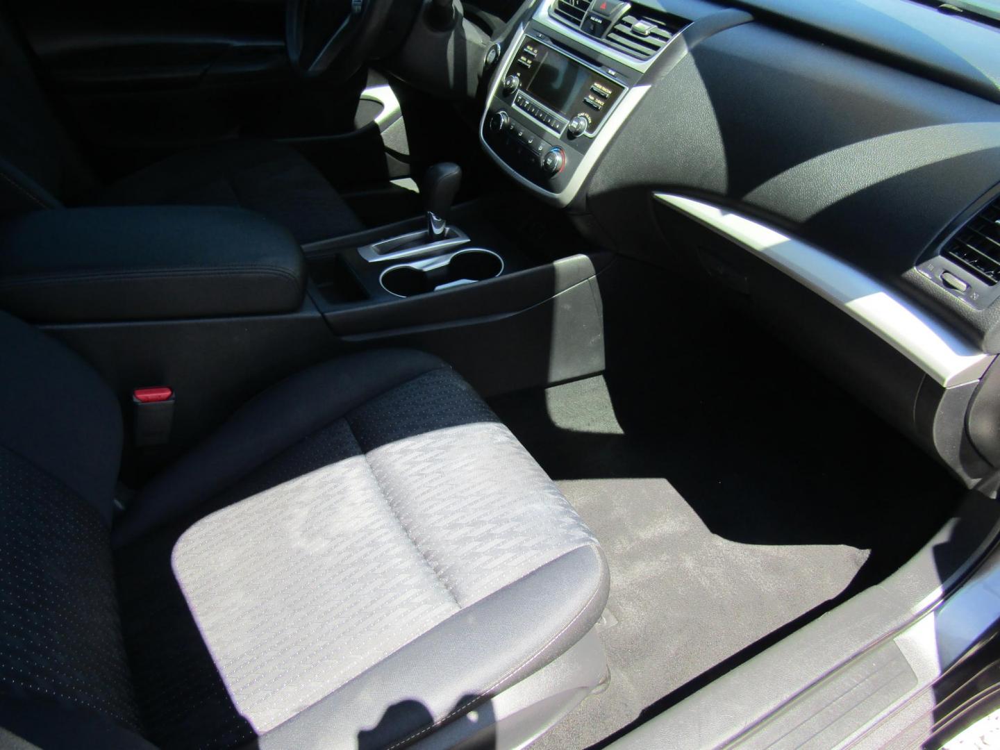 2016 Gray Nissan Altima 2.5 SL (1N4AL3AP0GC) with an 2.5L L4 DOHC 16V engine, Automatic transmission, located at 15016 S Hwy 231, Midland City, AL, 36350, (334) 983-3001, 31.306210, -85.495277 - Photo#7