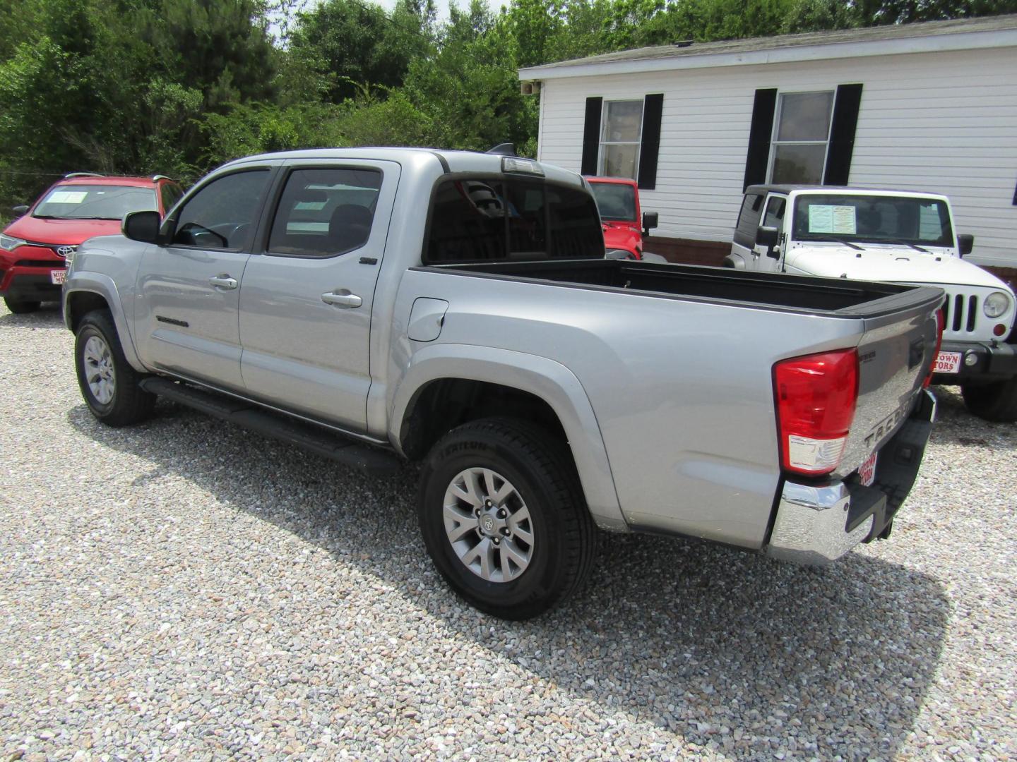 2017 Silver Toyota Tacoma SR5 Double Cab Long Bed V6 6AT 2WD (5TFAZ5CNXHX) with an 3.6L V6 DOHC 24V engine, Automatic transmission, located at 15016 S Hwy 231, Midland City, AL, 36350, (334) 983-3001, 31.306210, -85.495277 - Photo#5