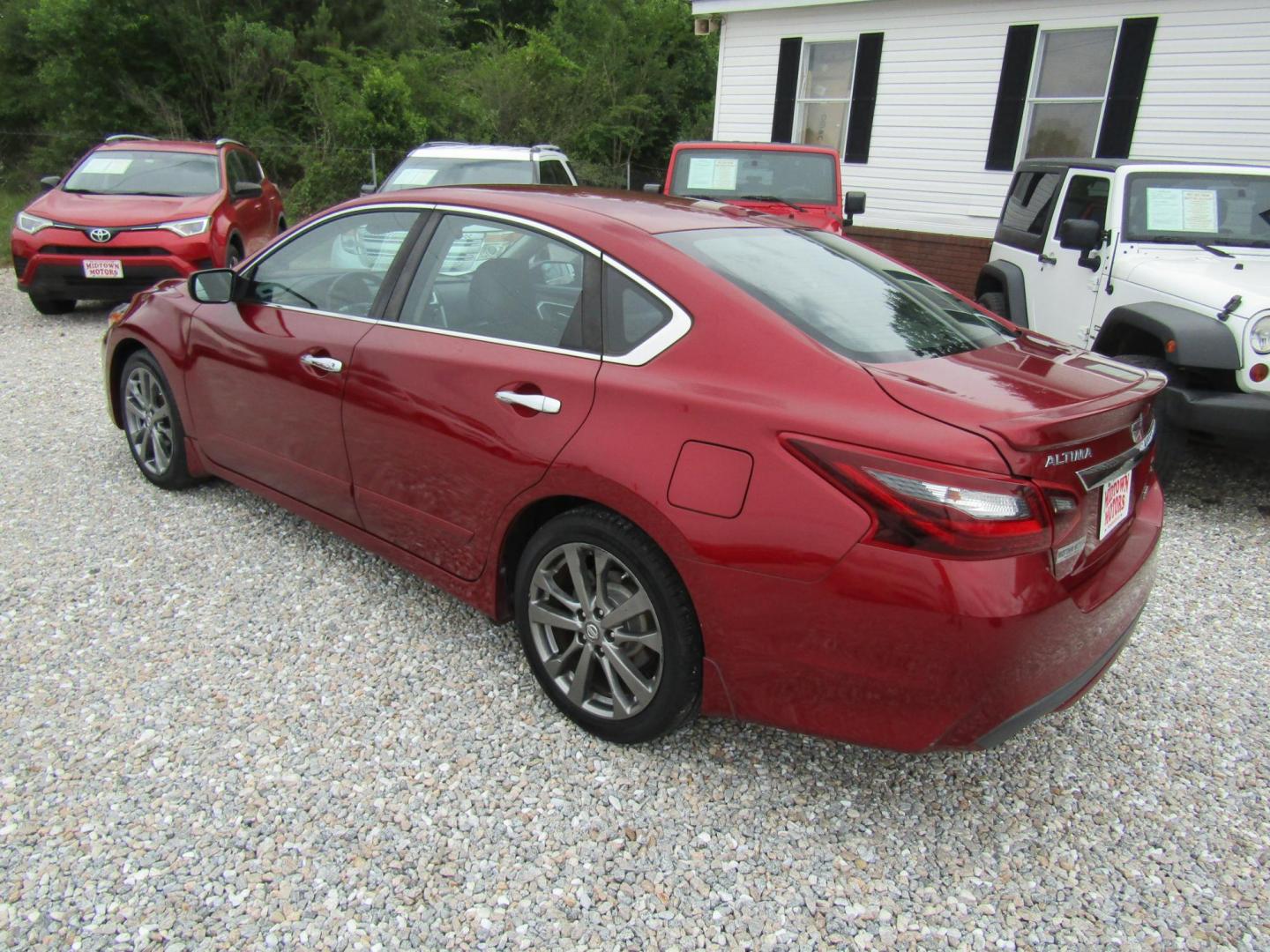 2018 Red Nissan Altima 2.5 (1N4AL3AP1JC) with an 2.5L L4 DOHC 16V engine, Automatic transmission, located at 15016 S Hwy 231, Midland City, AL, 36350, (334) 983-3001, 31.306210, -85.495277 - Photo#5