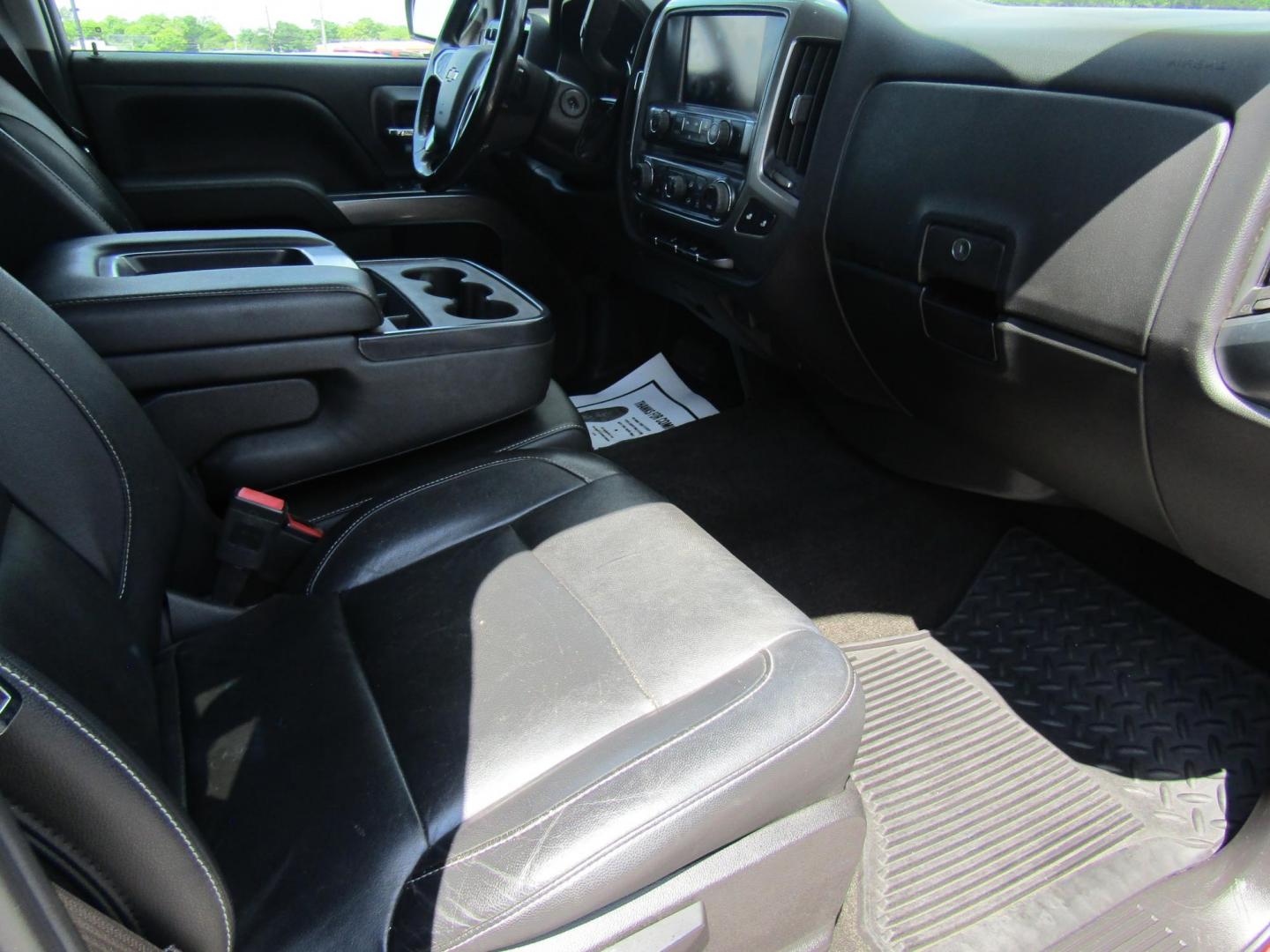 2017 Red Chevrolet Silverado 1500 LT Crew Cab 2WD (3GCPCREC0HG) with an 5.3L V8 OHV 16V engine, Automatic transmission, located at 15016 S Hwy 231, Midland City, AL, 36350, (334) 983-3001, 31.306210, -85.495277 - Photo#9