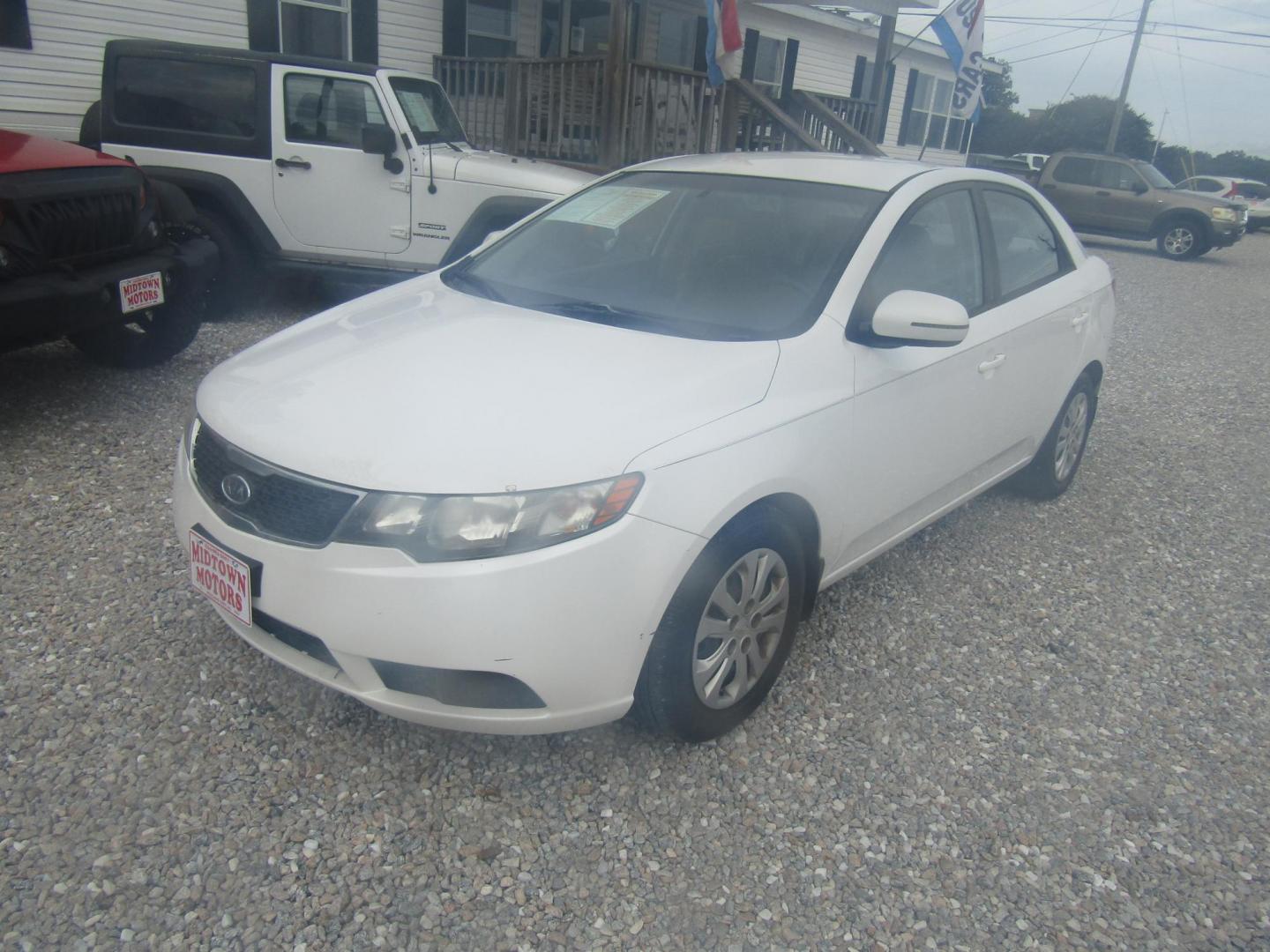 2011 White Kia Forte EX (KNAFU4A27B5) with an 2.0L L4 DOHC 16V engine, Automatic transmission, located at 15016 S Hwy 231, Midland City, AL, 36350, (334) 983-3001, 31.306210, -85.495277 - Photo#2