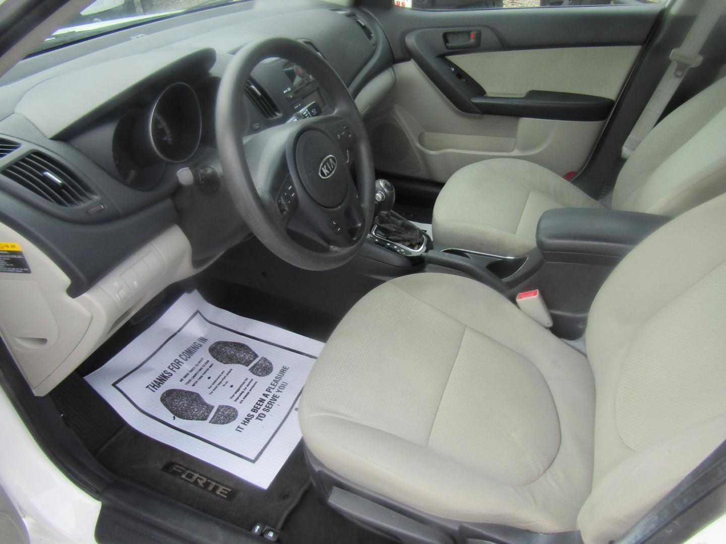 2011 White Kia Forte EX (KNAFU4A27B5) with an 2.0L L4 DOHC 16V engine, Automatic transmission, located at 15016 S Hwy 231, Midland City, AL, 36350, (334) 983-3001, 31.306210, -85.495277 - Photo#3
