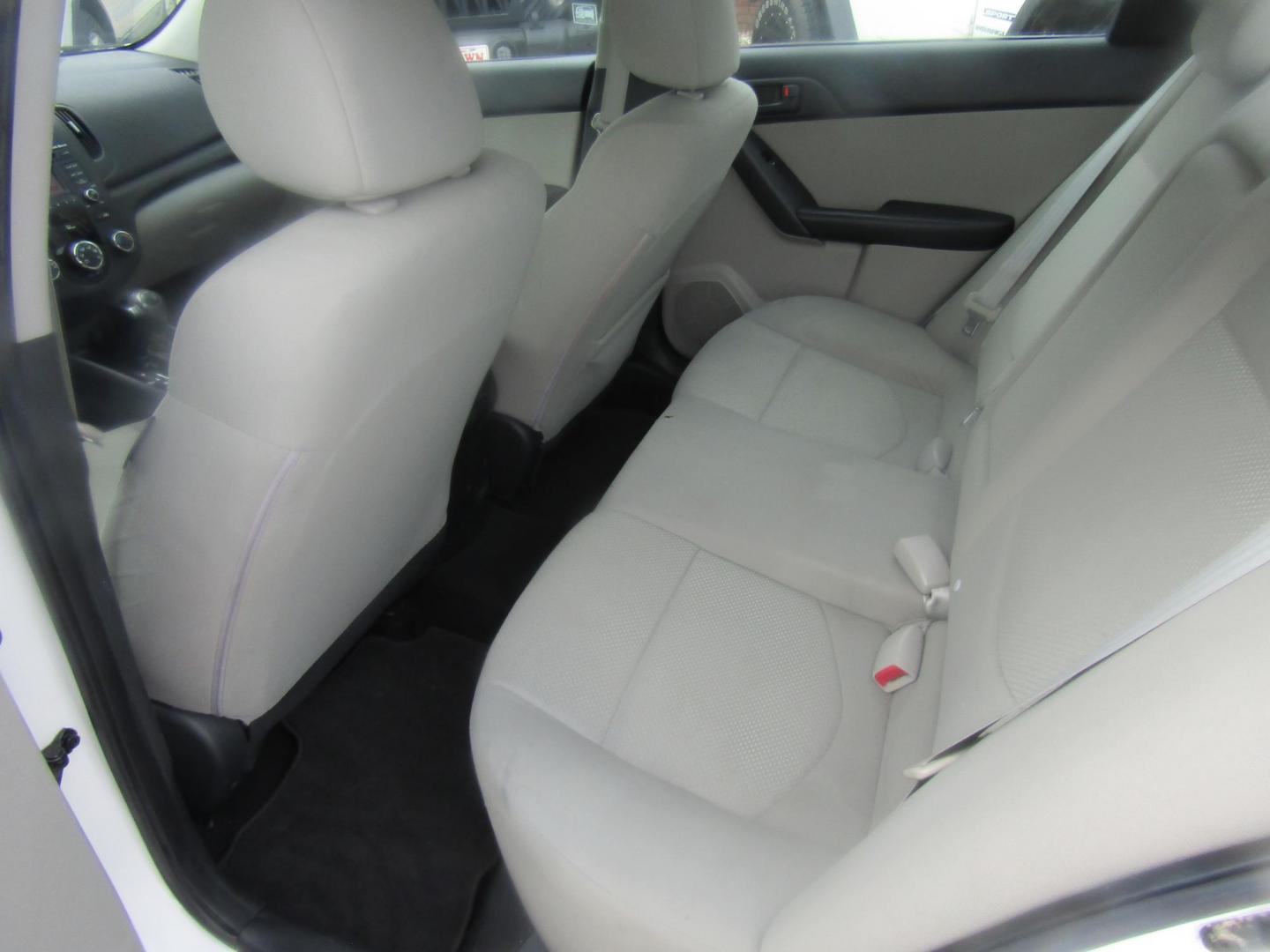 2011 White Kia Forte EX (KNAFU4A27B5) with an 2.0L L4 DOHC 16V engine, Automatic transmission, located at 15016 S Hwy 231, Midland City, AL, 36350, (334) 983-3001, 31.306210, -85.495277 - Photo#4