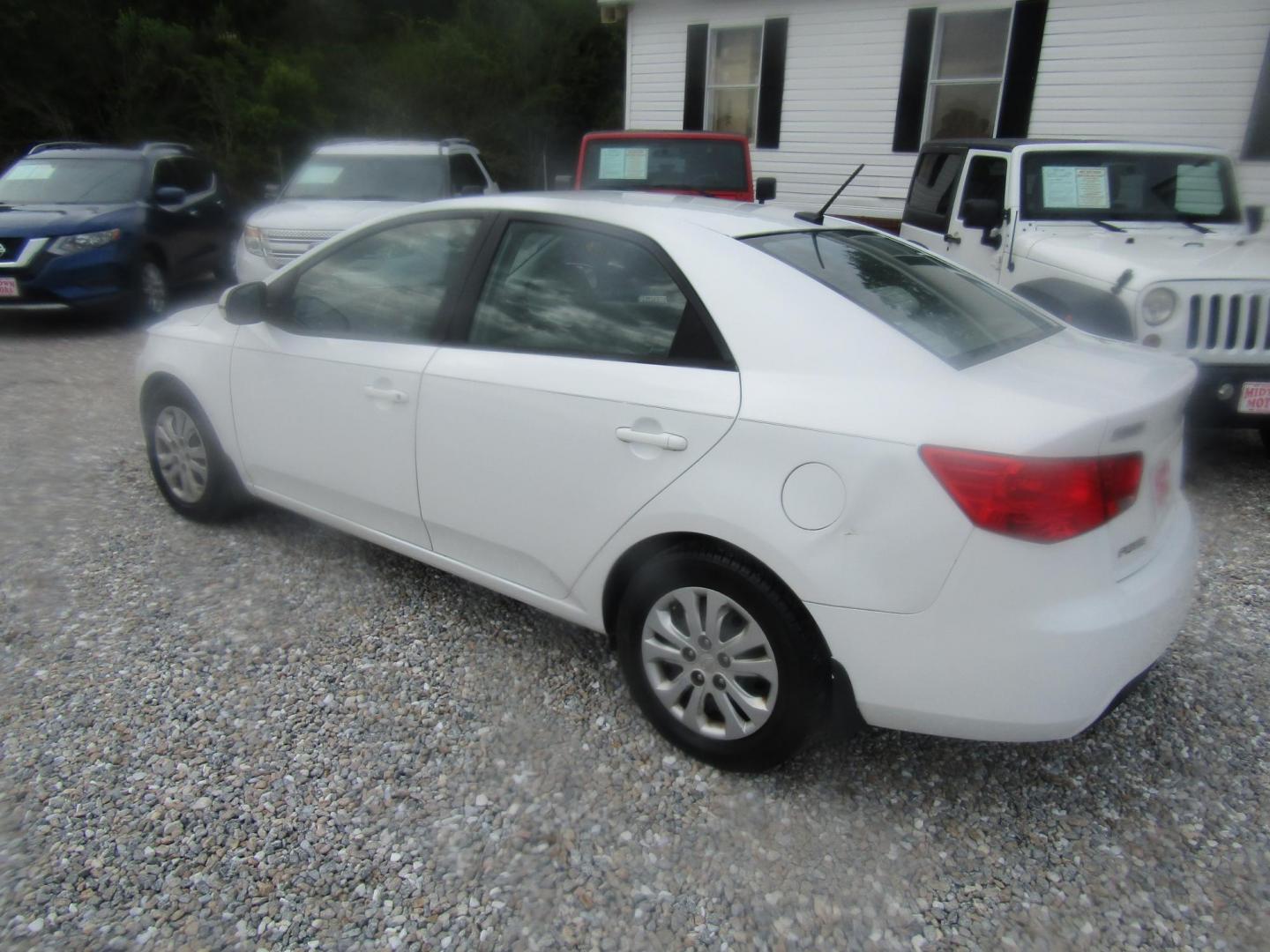 2011 White Kia Forte EX (KNAFU4A27B5) with an 2.0L L4 DOHC 16V engine, Automatic transmission, located at 15016 S Hwy 231, Midland City, AL, 36350, (334) 983-3001, 31.306210, -85.495277 - Photo#5