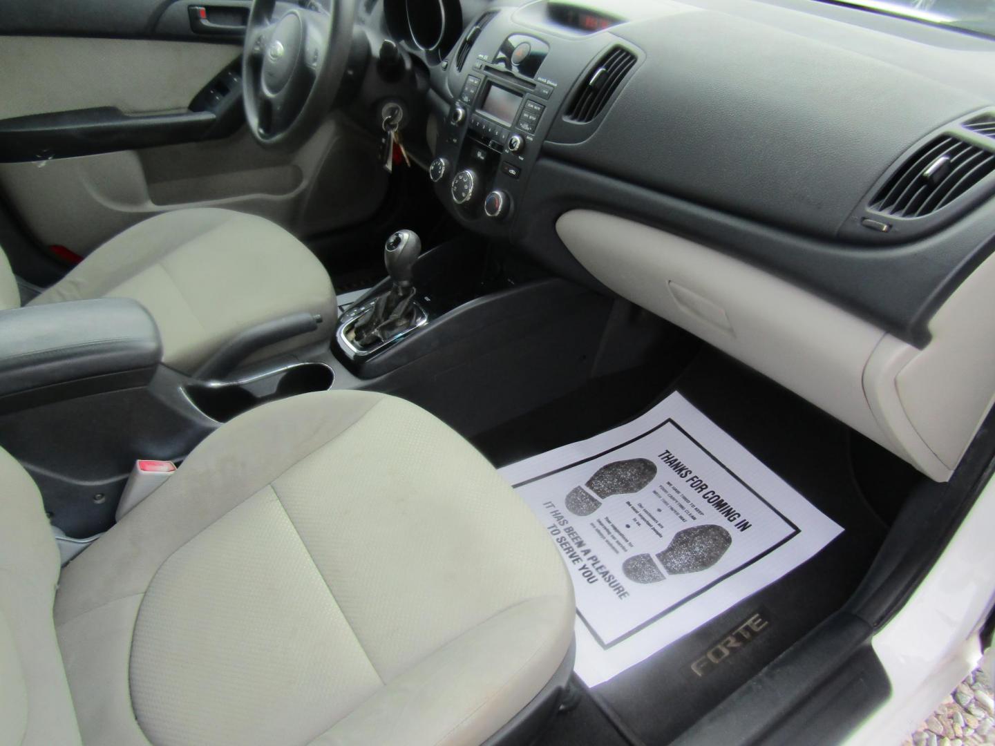 2011 White Kia Forte EX (KNAFU4A27B5) with an 2.0L L4 DOHC 16V engine, Automatic transmission, located at 15016 S Hwy 231, Midland City, AL, 36350, (334) 983-3001, 31.306210, -85.495277 - Photo#9