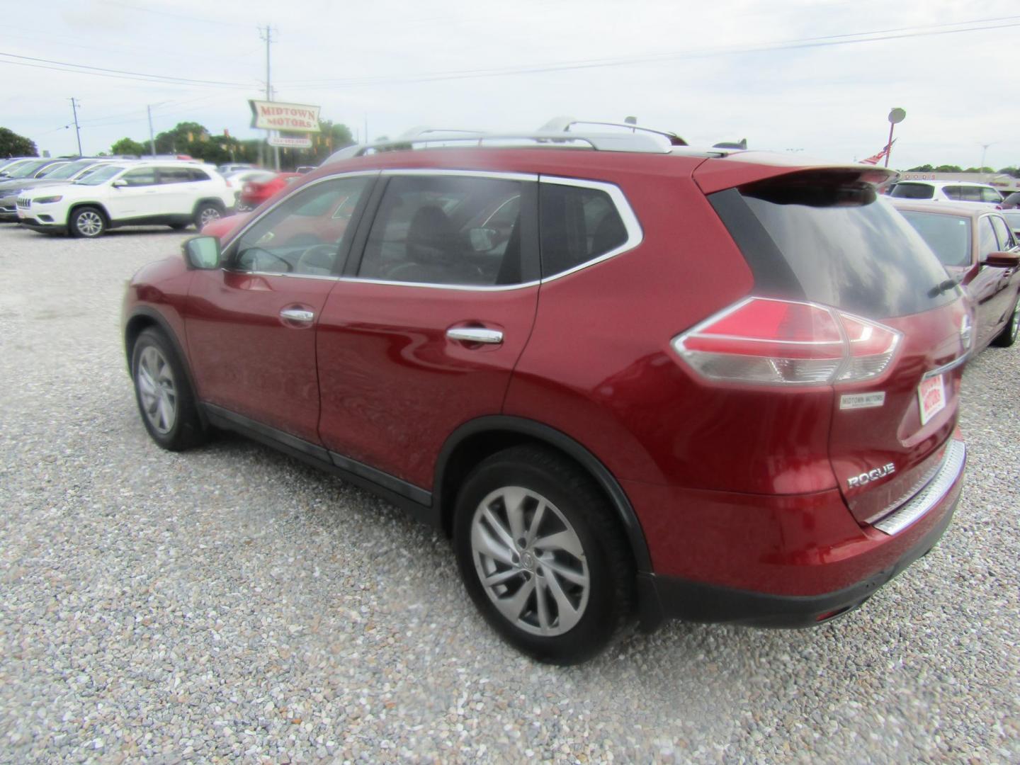 2014 Red Nissan Rogue S 2WD (5N1AT2MT8EC) with an 2.5L L4 DOHC 16V engine, Automatic transmission, located at 15016 S Hwy 231, Midland City, AL, 36350, (334) 983-3001, 31.306210, -85.495277 - Photo#4