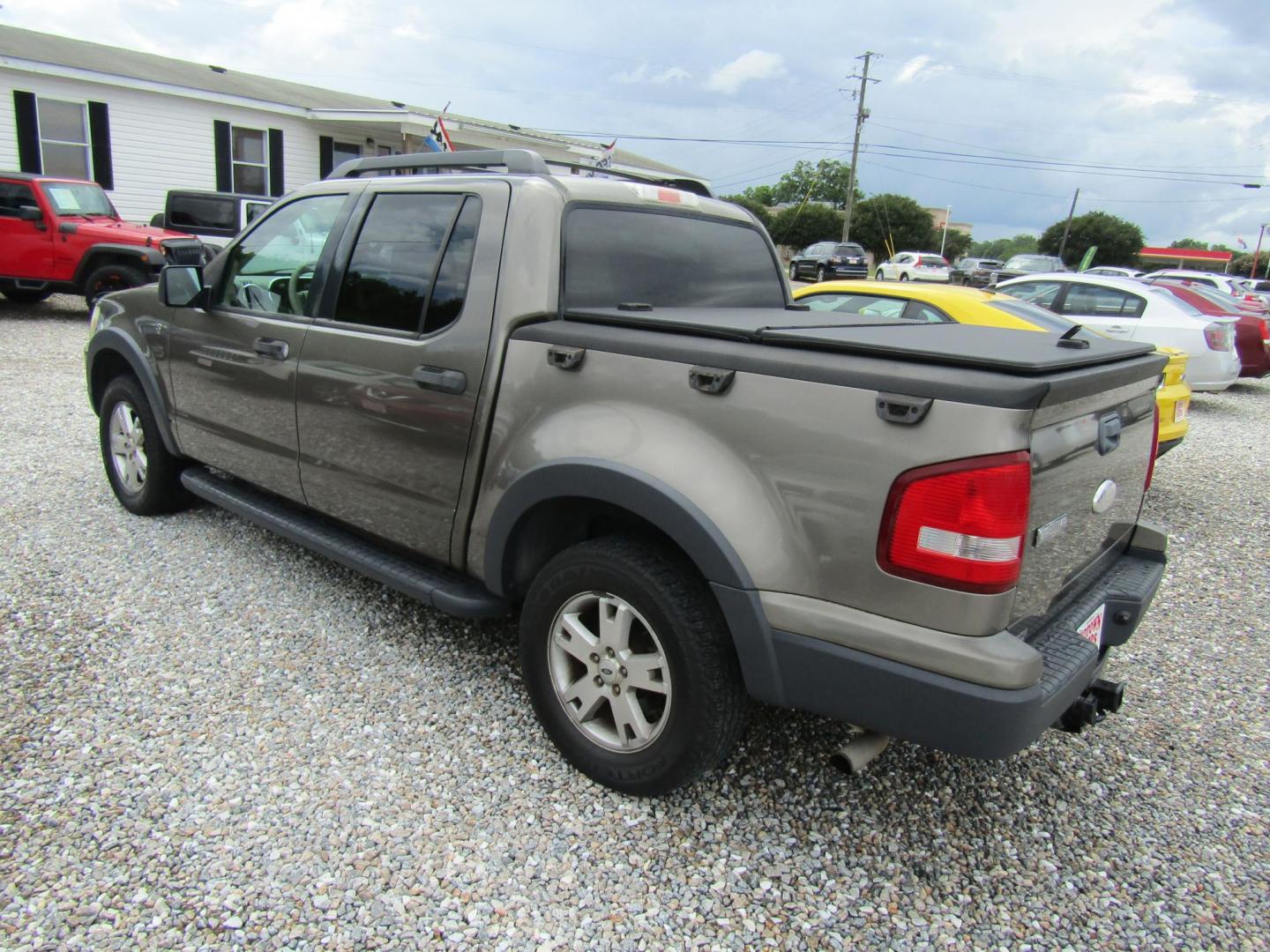 2007 Gray Ford Explorer Sport Trac XLT 4.6L 2WD (1FMEU31897U) with an 4.6L V8 SOHC 24V engine, Automatic transmission, located at 15016 S Hwy 231, Midland City, AL, 36350, (334) 983-3001, 31.306210, -85.495277 - Photo#5