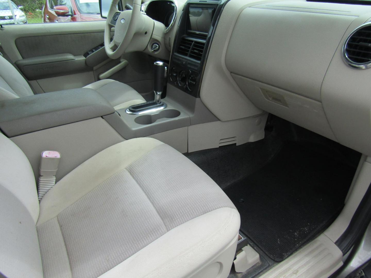2007 Gray Ford Explorer Sport Trac XLT 4.6L 2WD (1FMEU31897U) with an 4.6L V8 SOHC 24V engine, Automatic transmission, located at 15016 S Hwy 231, Midland City, AL, 36350, (334) 983-3001, 31.306210, -85.495277 - Photo#9