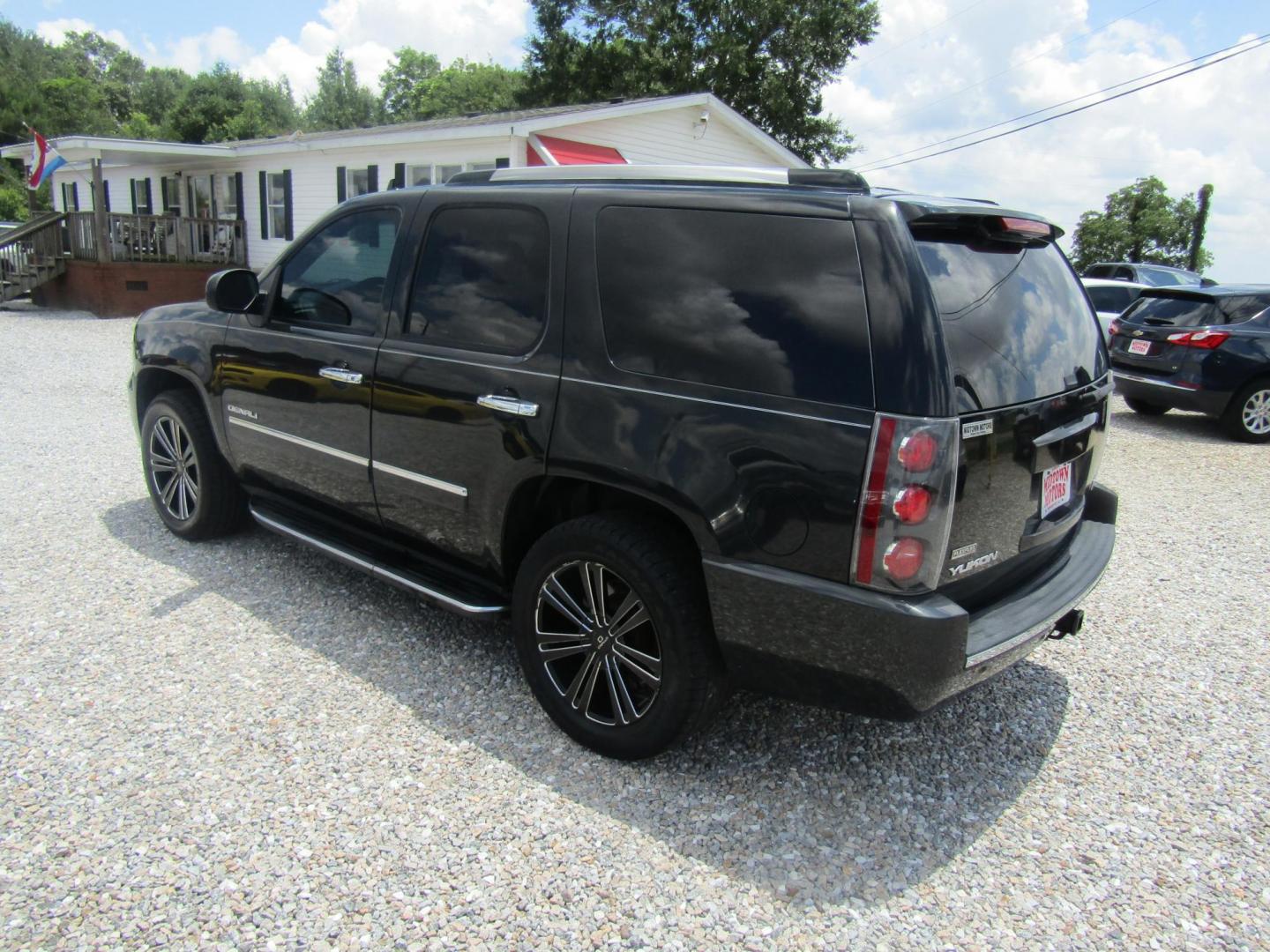 2012 Black GMC Yukon Denali 2WD (1GKS1EEFXCR) with an 6.2L V8 OHV 16V engine, Automatic transmission, located at 15016 S Hwy 231, Midland City, AL, 36350, (334) 983-3001, 31.306210, -85.495277 - Photo#5