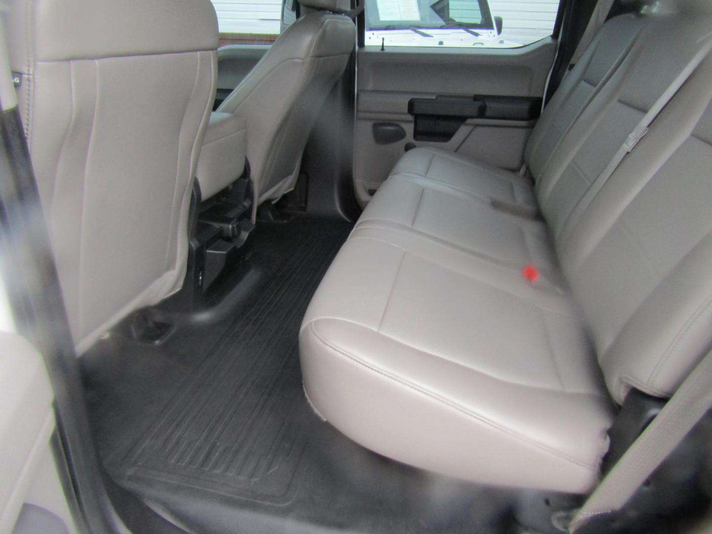 2018 White Ford F-150 King-Ranch SuperCrew 5.5-ft. 2WD (1FTEW1CB3JK) with an 3.3L V6 DOHC 24V engine, Automatic transmission, located at 15016 S Hwy 231, Midland City, AL, 36350, (334) 983-3001, 31.306210, -85.495277 - Photo#4