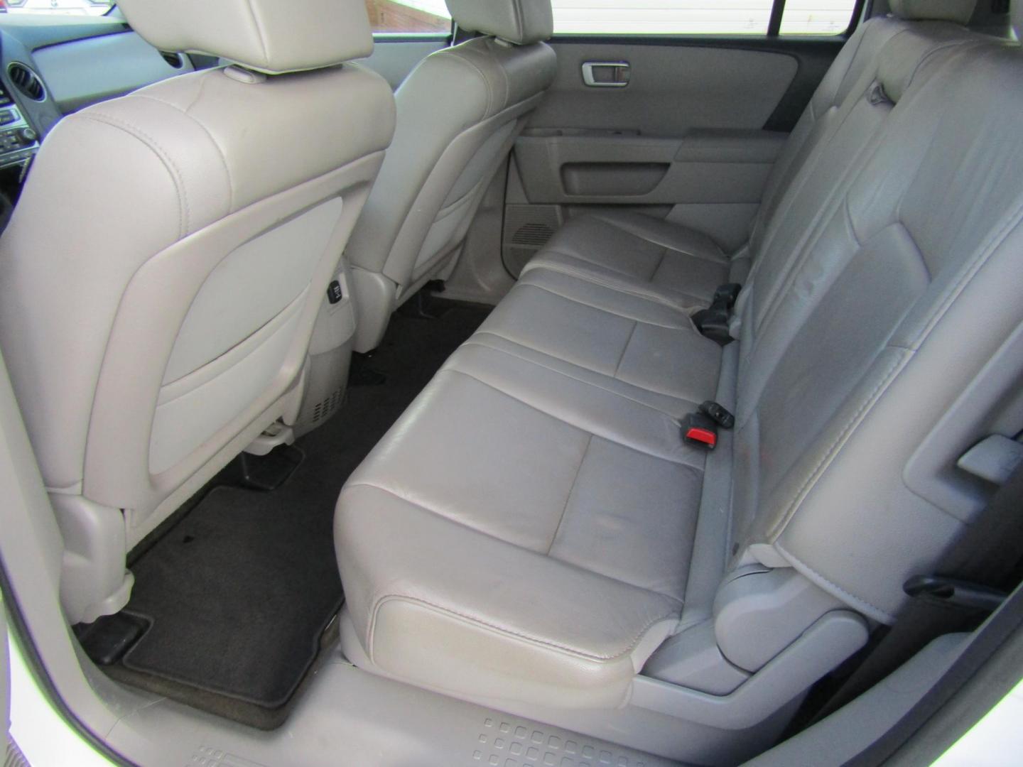 2015 White Honda Pilot EX-L 2WD 5-Spd AT (5FNYF3H53FB) with an 3.5L V6 SOHC 24V engine, Automatic transmission, located at 15016 S Hwy 231, Midland City, AL, 36350, (334) 983-3001, 31.306210, -85.495277 - Photo#4