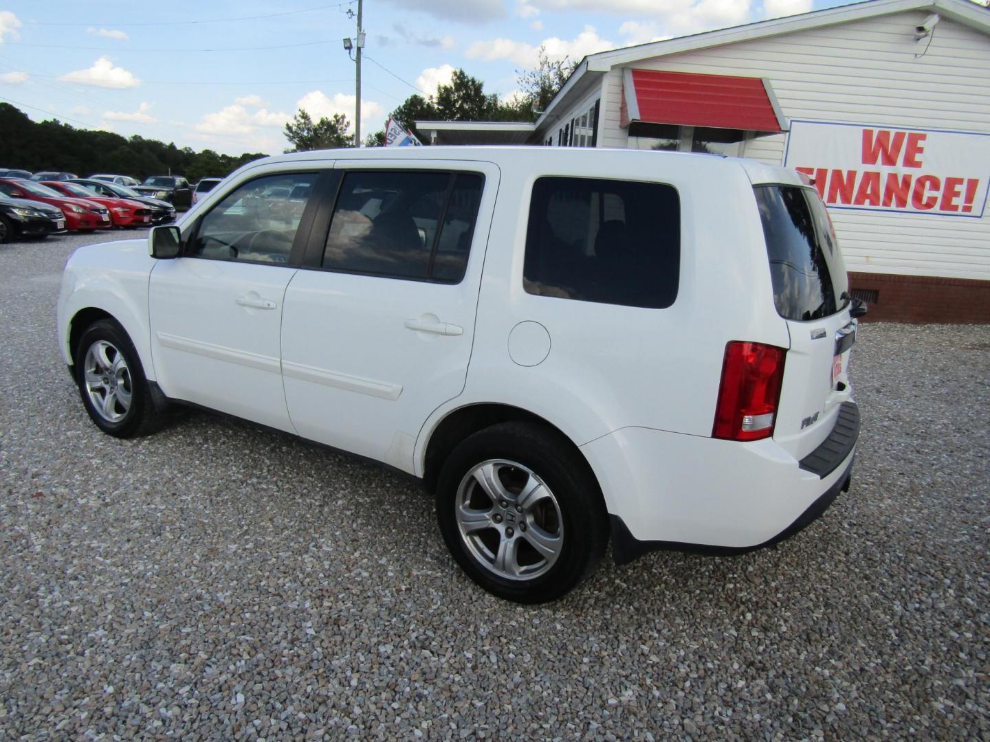 2015 White Honda Pilot EX-L 2WD 5-Spd AT (5FNYF3H53FB) with an 3.5L V6 SOHC 24V engine, Automatic transmission, located at 15016 S Hwy 231, Midland City, AL, 36350, (334) 983-3001, 31.306210, -85.495277 - Photo#5