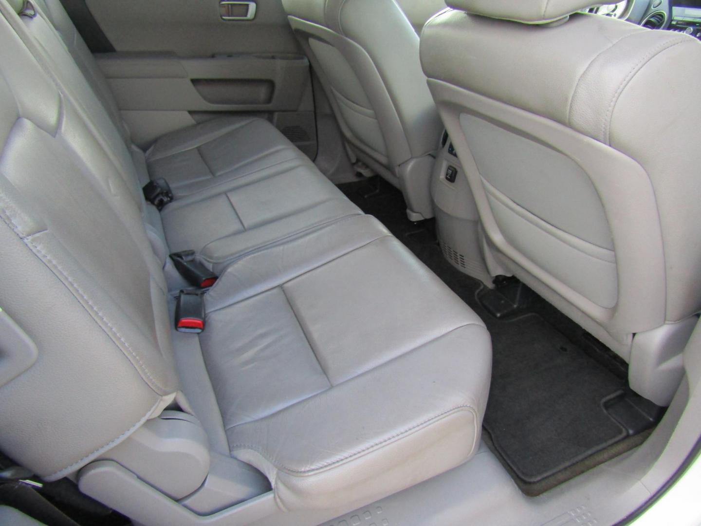 2015 White Honda Pilot EX-L 2WD 5-Spd AT (5FNYF3H53FB) with an 3.5L V6 SOHC 24V engine, Automatic transmission, located at 15016 S Hwy 231, Midland City, AL, 36350, (334) 983-3001, 31.306210, -85.495277 - Photo#8