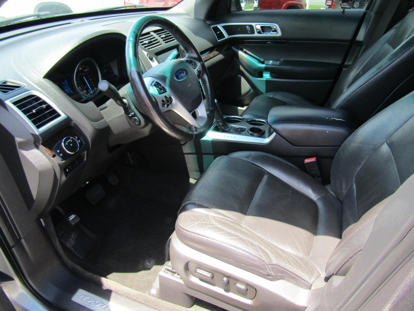 2014 Gray Ford Explorer Limited FWD (1FM5K7F85EG) with an 3.5L V6 DOHC 24V engine, Automatic transmission, located at 15016 S Hwy 231, Midland City, AL, 36350, (334) 983-3001, 31.306210, -85.495277 - Photo#2