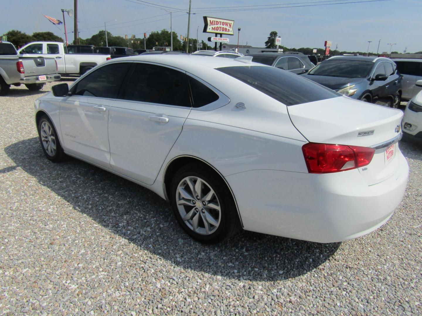 2018 White Chevrolet Impala LT (2G1105S36J9) with an 3.6L V6 DOHC 24V engine, Automatic transmission, located at 15016 S Hwy 231, Midland City, AL, 36350, (334) 983-3001, 31.306210, -85.495277 - Photo#4