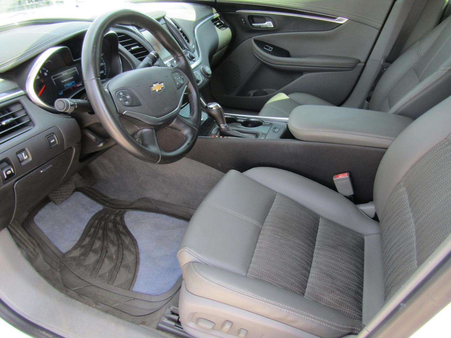 2018 White Chevrolet Impala LT (2G1105S36J9) with an 3.6L V6 DOHC 24V engine, Automatic transmission, located at 15016 S Hwy 231, Midland City, AL, 36350, (334) 983-3001, 31.306210, -85.495277 - Photo#3