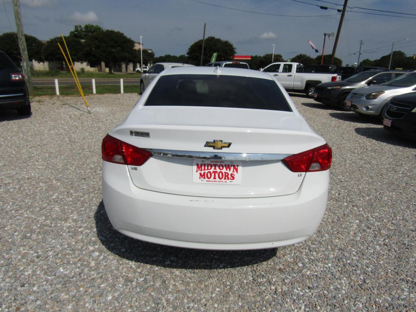 2018 White Chevrolet Impala LT (2G1105S36J9) with an 3.6L V6 DOHC 24V engine, Automatic transmission, located at 15016 S Hwy 231, Midland City, AL, 36350, (334) 983-3001, 31.306210, -85.495277 - Photo#5