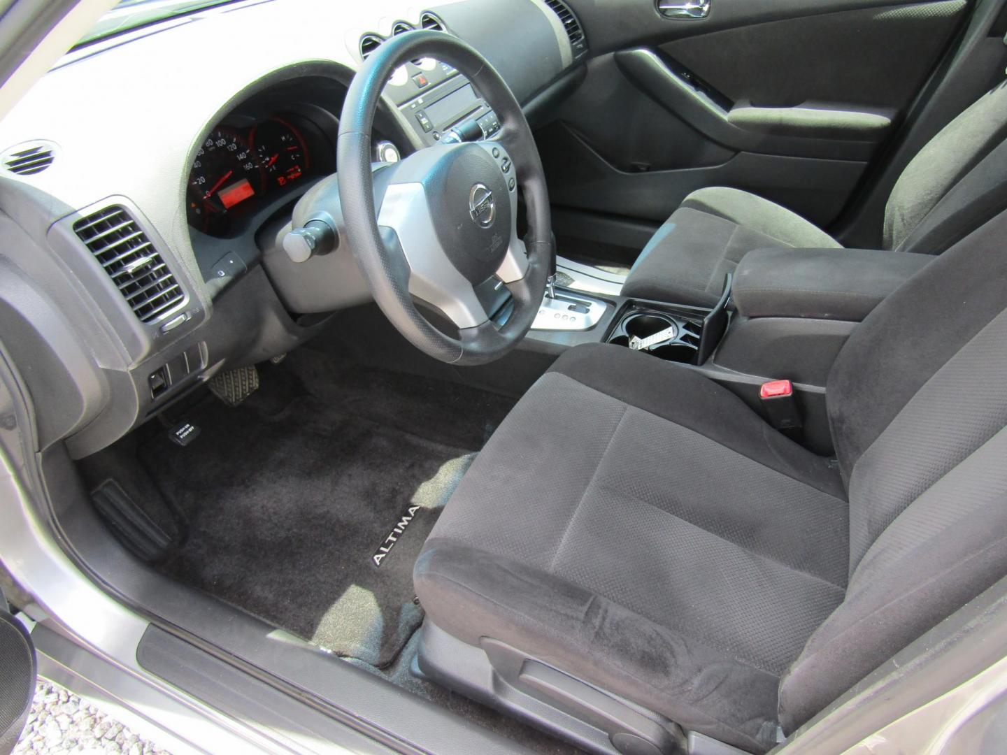 2009 Gray Nissan Altima 2.5 (1N4AL21E89C) with an 2.5L L4 DOHC 16V engine, Automatic transmission, located at 15016 S Hwy 231, Midland City, AL, 36350, (334) 983-3001, 31.306210, -85.495277 - Photo#2