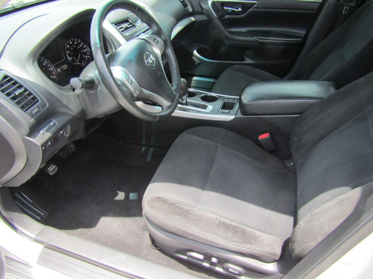 2015 Silver Nissan Altima 2.5 S (1N4AL3AP4FC) with an 2.5L L4 DOHC 16V engine, Automatic transmission, located at 15016 S Hwy 231, Midland City, AL, 36350, (334) 983-3001, 31.306210, -85.495277 - Photo#2