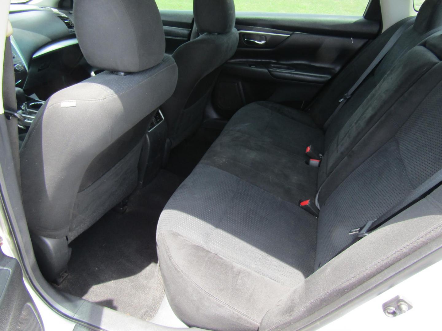 2015 Silver Nissan Altima 2.5 S (1N4AL3AP4FC) with an 2.5L L4 DOHC 16V engine, Automatic transmission, located at 15016 S Hwy 231, Midland City, AL, 36350, (334) 983-3001, 31.306210, -85.495277 - Photo#3