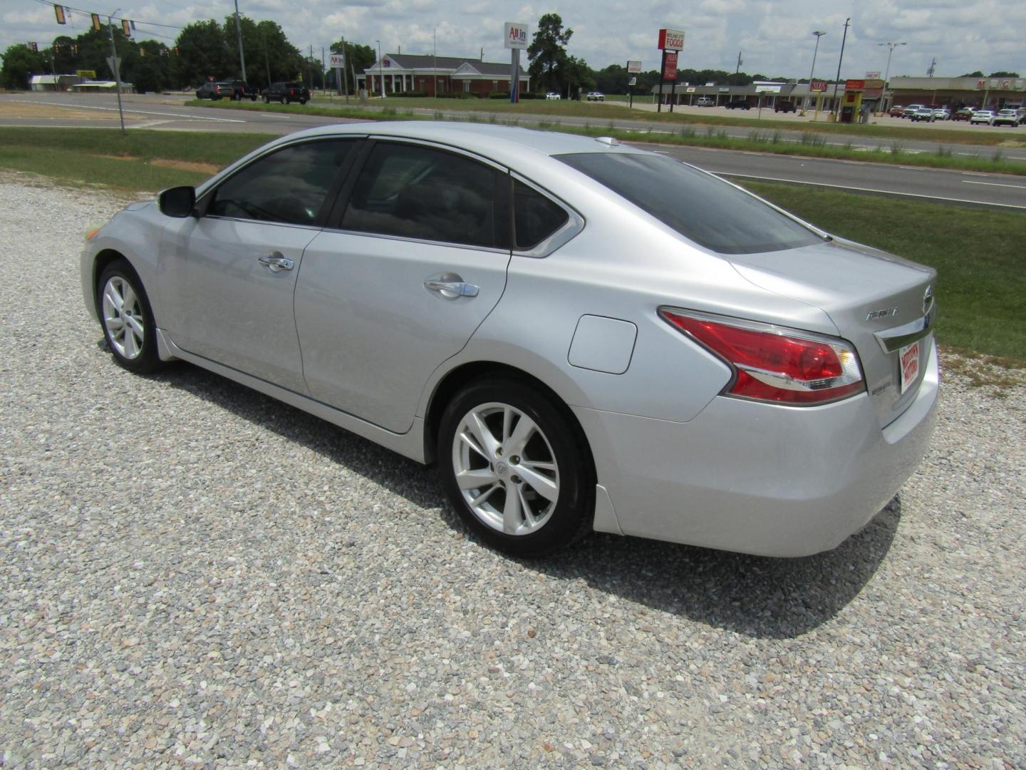 2015 Silver Nissan Altima 2.5 S (1N4AL3AP4FC) with an 2.5L L4 DOHC 16V engine, Automatic transmission, located at 15016 S Hwy 231, Midland City, AL, 36350, (334) 983-3001, 31.306210, -85.495277 - Photo#4