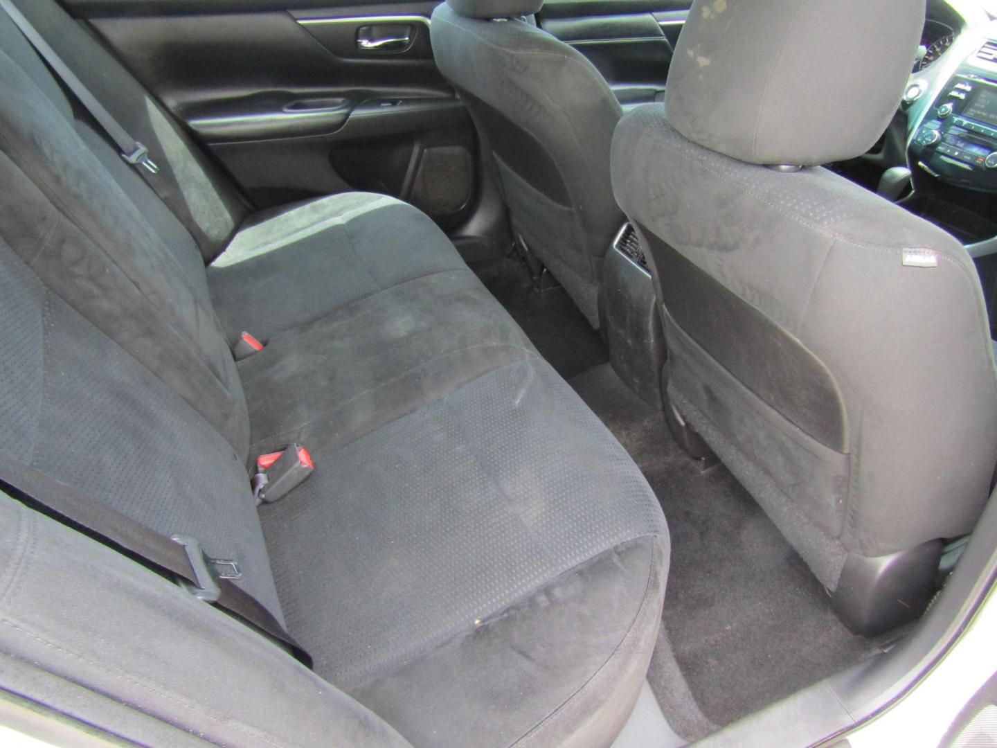 2015 Silver Nissan Altima 2.5 S (1N4AL3AP4FC) with an 2.5L L4 DOHC 16V engine, Automatic transmission, located at 15016 S Hwy 231, Midland City, AL, 36350, (334) 983-3001, 31.306210, -85.495277 - Photo#7