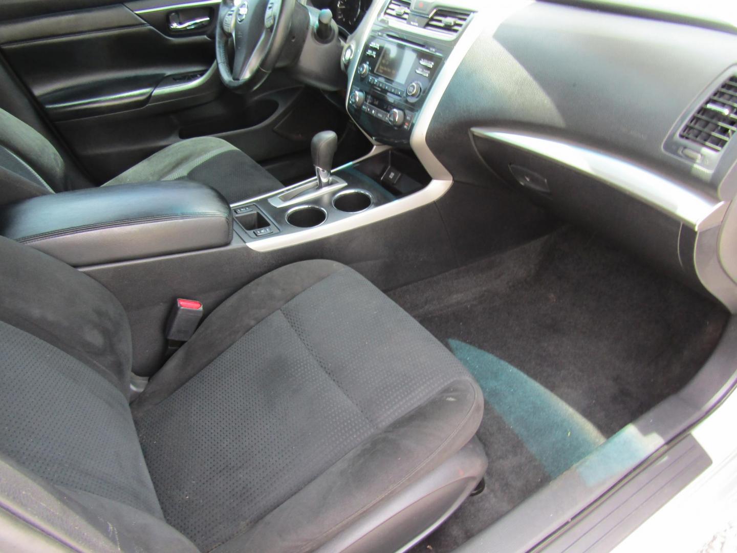 2015 Silver Nissan Altima 2.5 S (1N4AL3AP4FC) with an 2.5L L4 DOHC 16V engine, Automatic transmission, located at 15016 S Hwy 231, Midland City, AL, 36350, (334) 983-3001, 31.306210, -85.495277 - Photo#8