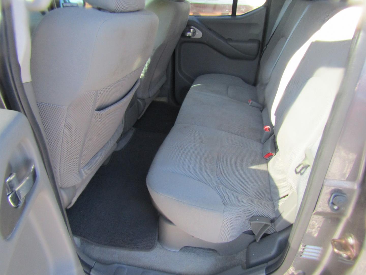 2016 Gray Nissan Frontier S Crew Cab 5AT 2WD (1N6AD0ER7GN) with an 4.0L V6 DOHC 24V engine, Automatic transmission, located at 15016 S Hwy 231, Midland City, AL, 36350, (334) 983-3001, 31.306210, -85.495277- Photo#4