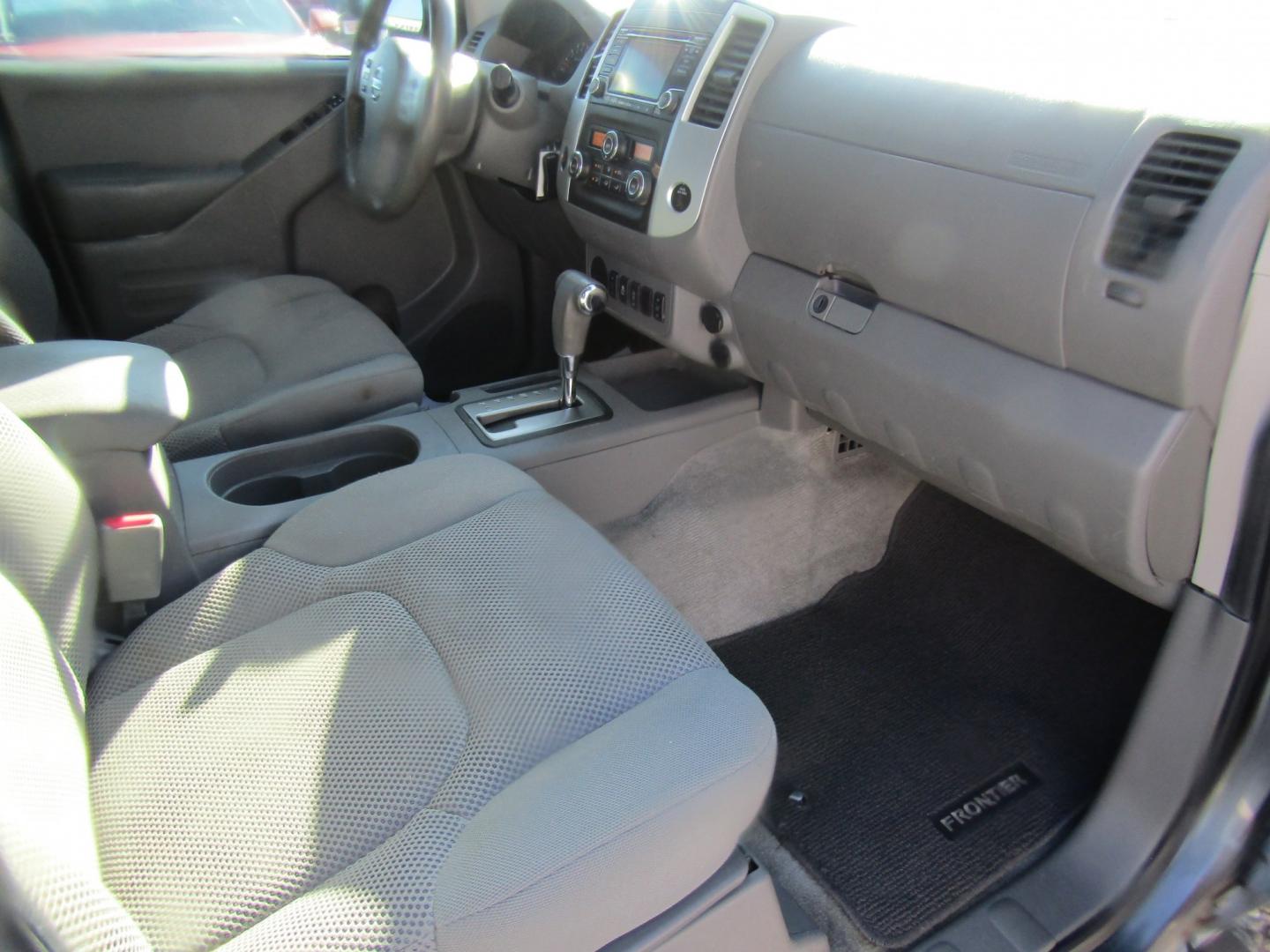 2016 Gray Nissan Frontier S Crew Cab 5AT 2WD (1N6AD0ER7GN) with an 4.0L V6 DOHC 24V engine, Automatic transmission, located at 15016 S Hwy 231, Midland City, AL, 36350, (334) 983-3001, 31.306210, -85.495277- Photo#9