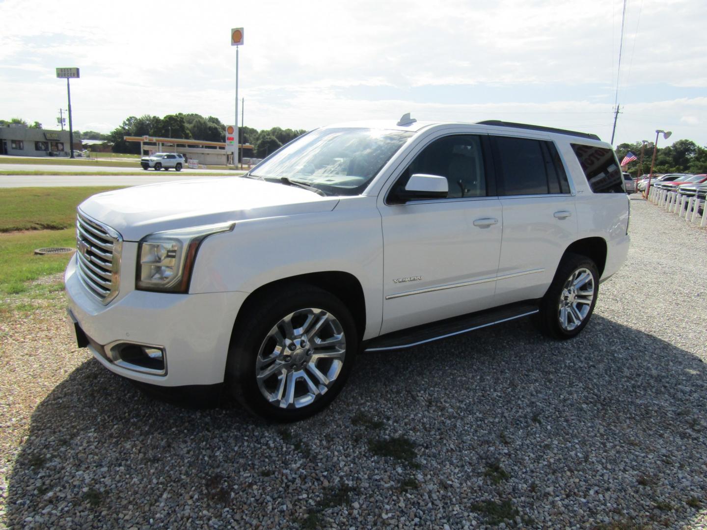 2018 White GMC Yukon SLT 2WD (1GKS1BKC3JR) with an 5.3L V8 OHV 16V engine, 6A transmission, located at 15016 S Hwy 231, Midland City, AL, 36350, (334) 983-3001, 31.306210, -85.495277- Photo#2