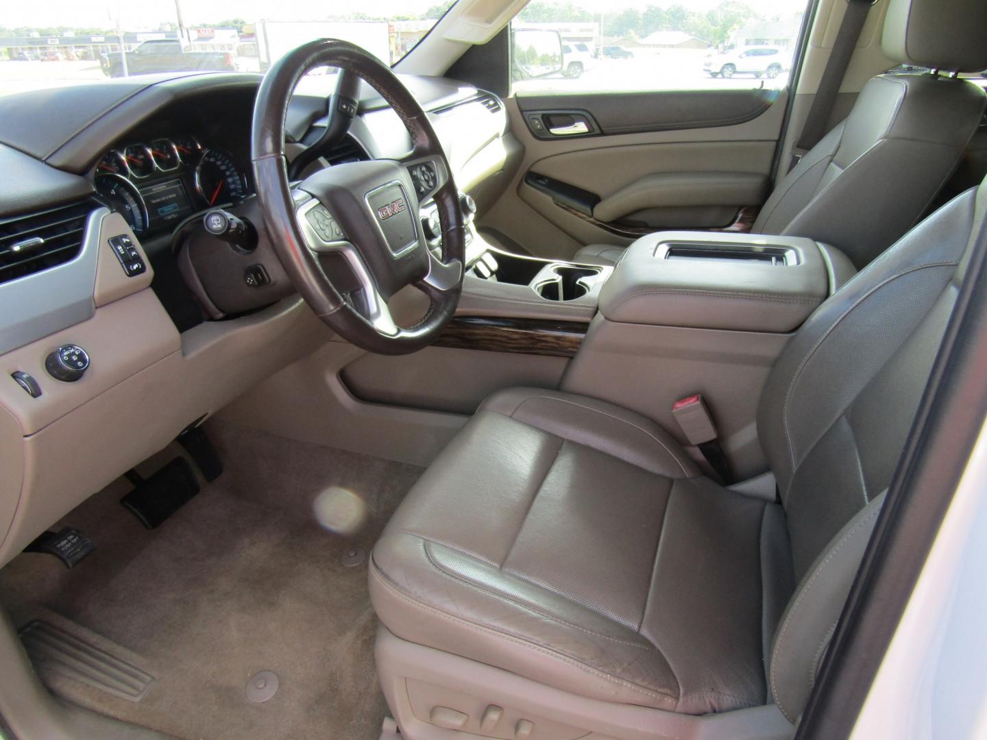 2018 White GMC Yukon SLT 2WD (1GKS1BKC3JR) with an 5.3L V8 OHV 16V engine, 6A transmission, located at 15016 S Hwy 231, Midland City, AL, 36350, (334) 983-3001, 31.306210, -85.495277- Photo#3