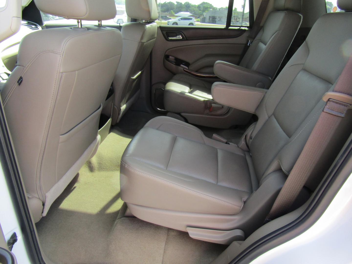 2018 White GMC Yukon SLT 2WD (1GKS1BKC3JR) with an 5.3L V8 OHV 16V engine, 6A transmission, located at 15016 S Hwy 231, Midland City, AL, 36350, (334) 983-3001, 31.306210, -85.495277- Photo#4