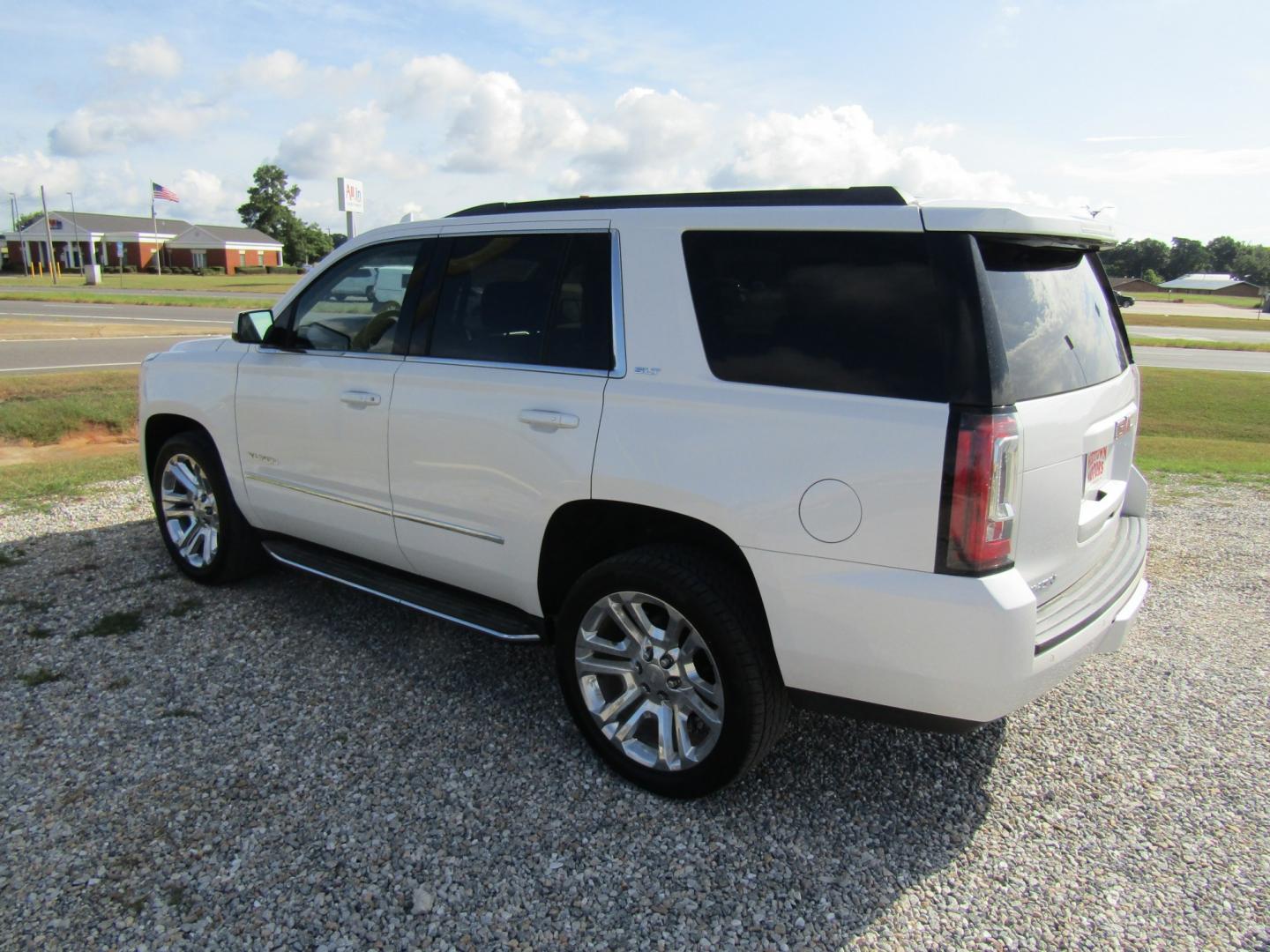 2018 White GMC Yukon SLT 2WD (1GKS1BKC3JR) with an 5.3L V8 OHV 16V engine, 6A transmission, located at 15016 S Hwy 231, Midland City, AL, 36350, (334) 983-3001, 31.306210, -85.495277- Photo#5