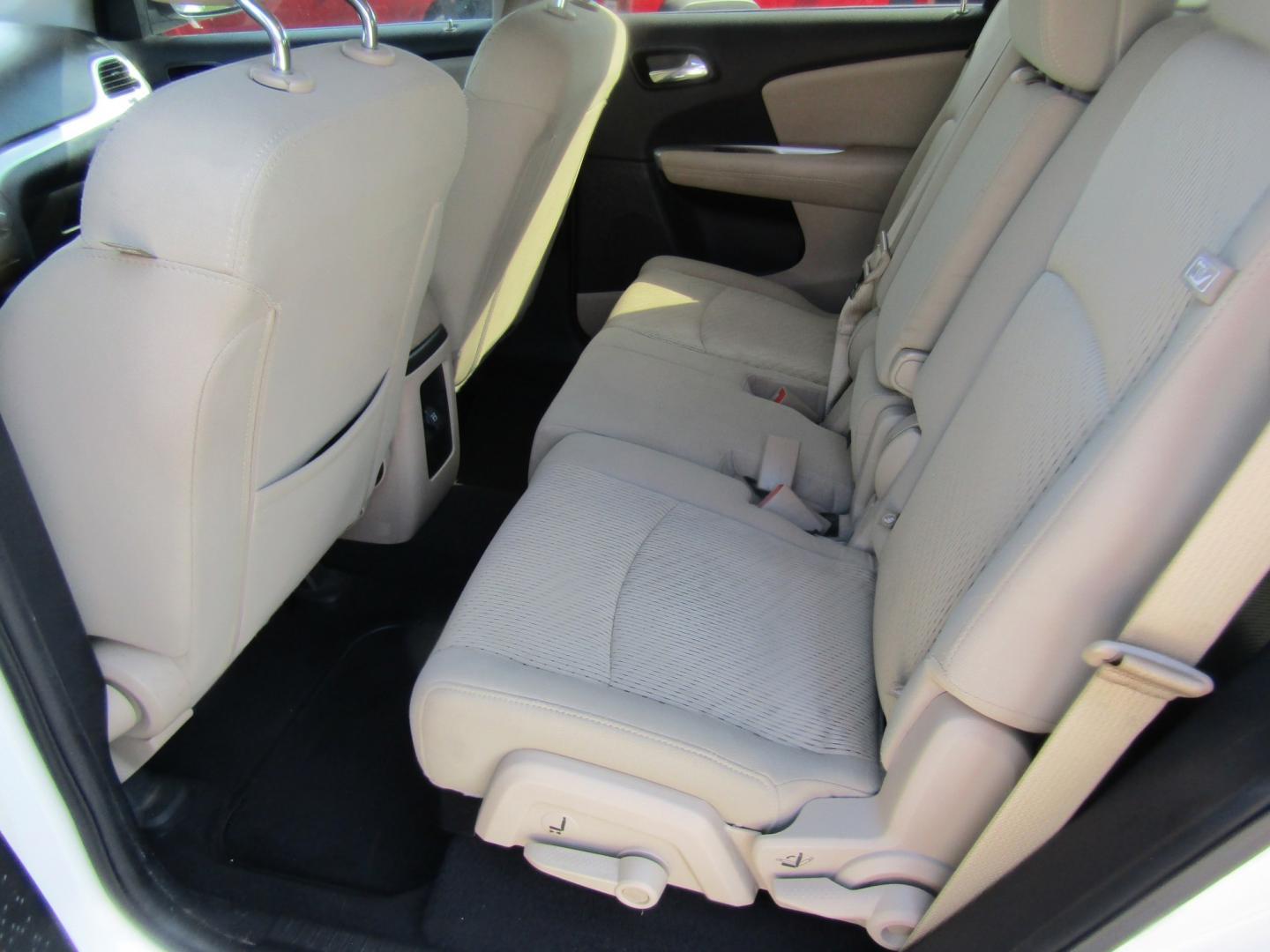 2018 White Dodge Journey SXT (3C4PDCBG3JT) with an 3.6L V6 DOHC 24V engine, Automatic transmission, located at 15016 S Hwy 231, Midland City, AL, 36350, (334) 983-3001, 31.306210, -85.495277- Photo#4