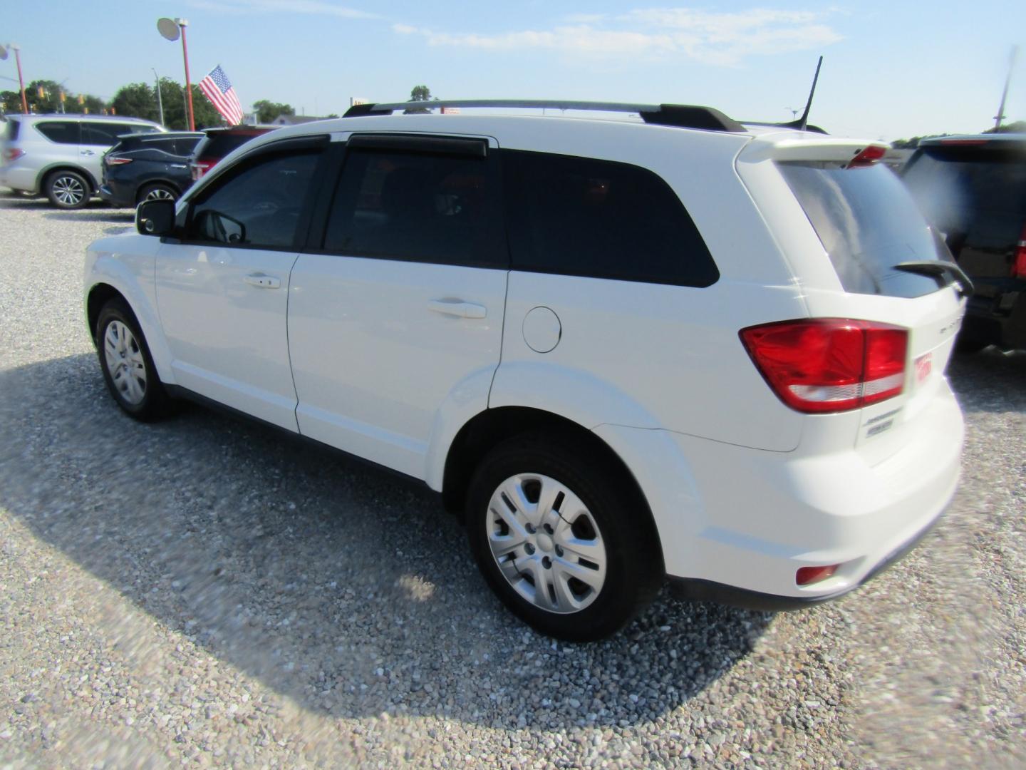2018 White Dodge Journey SXT (3C4PDCBG3JT) with an 3.6L V6 DOHC 24V engine, Automatic transmission, located at 15016 S Hwy 231, Midland City, AL, 36350, (334) 983-3001, 31.306210, -85.495277- Photo#5