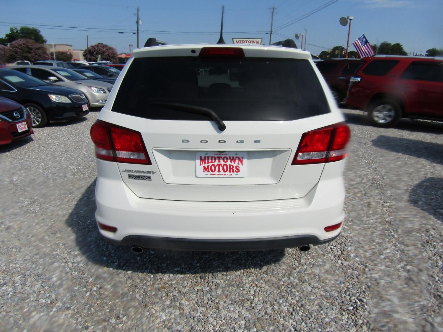 2018 White Dodge Journey SXT (3C4PDCBG3JT) with an 3.6L V6 DOHC 24V engine, Automatic transmission, located at 15016 S Hwy 231, Midland City, AL, 36350, (334) 983-3001, 31.306210, -85.495277- Photo#6