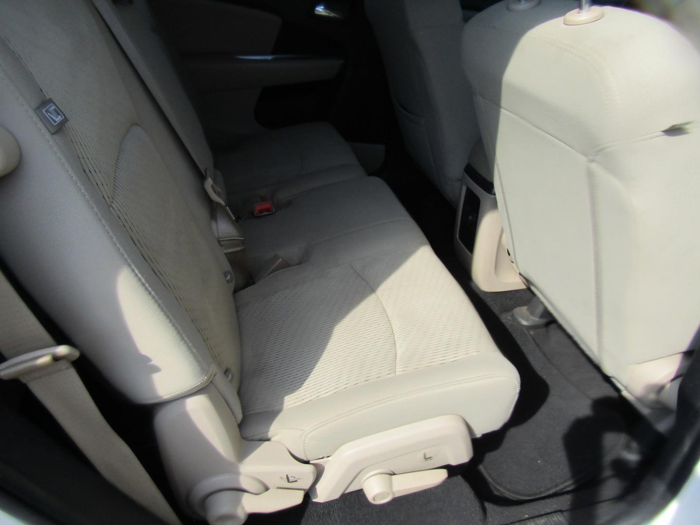 2018 White Dodge Journey SXT (3C4PDCBG3JT) with an 3.6L V6 DOHC 24V engine, Automatic transmission, located at 15016 S Hwy 231, Midland City, AL, 36350, (334) 983-3001, 31.306210, -85.495277- Photo#8