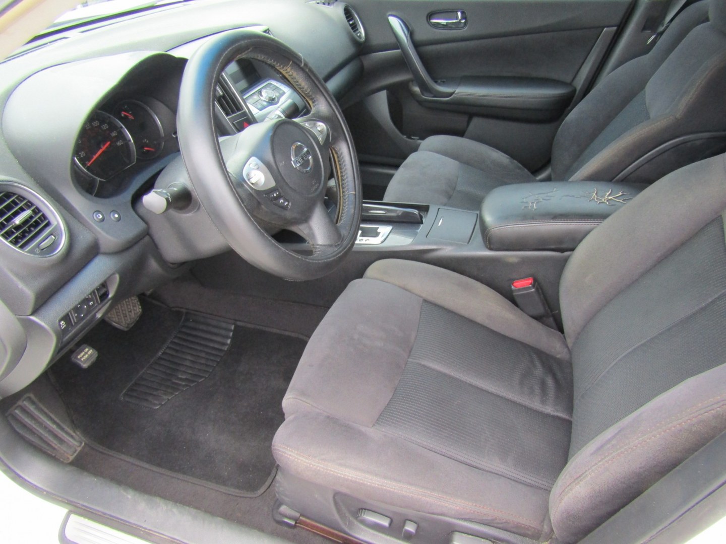 2014 White Nissan Maxima SV (1N4AA5AP0EC) with an 3.5L V6 DOHC 24V engine, Automatic transmission, located at 15016 S Hwy 231, Midland City, AL, 36350, (334) 983-3001, 31.306210, -85.495277- Photo#1