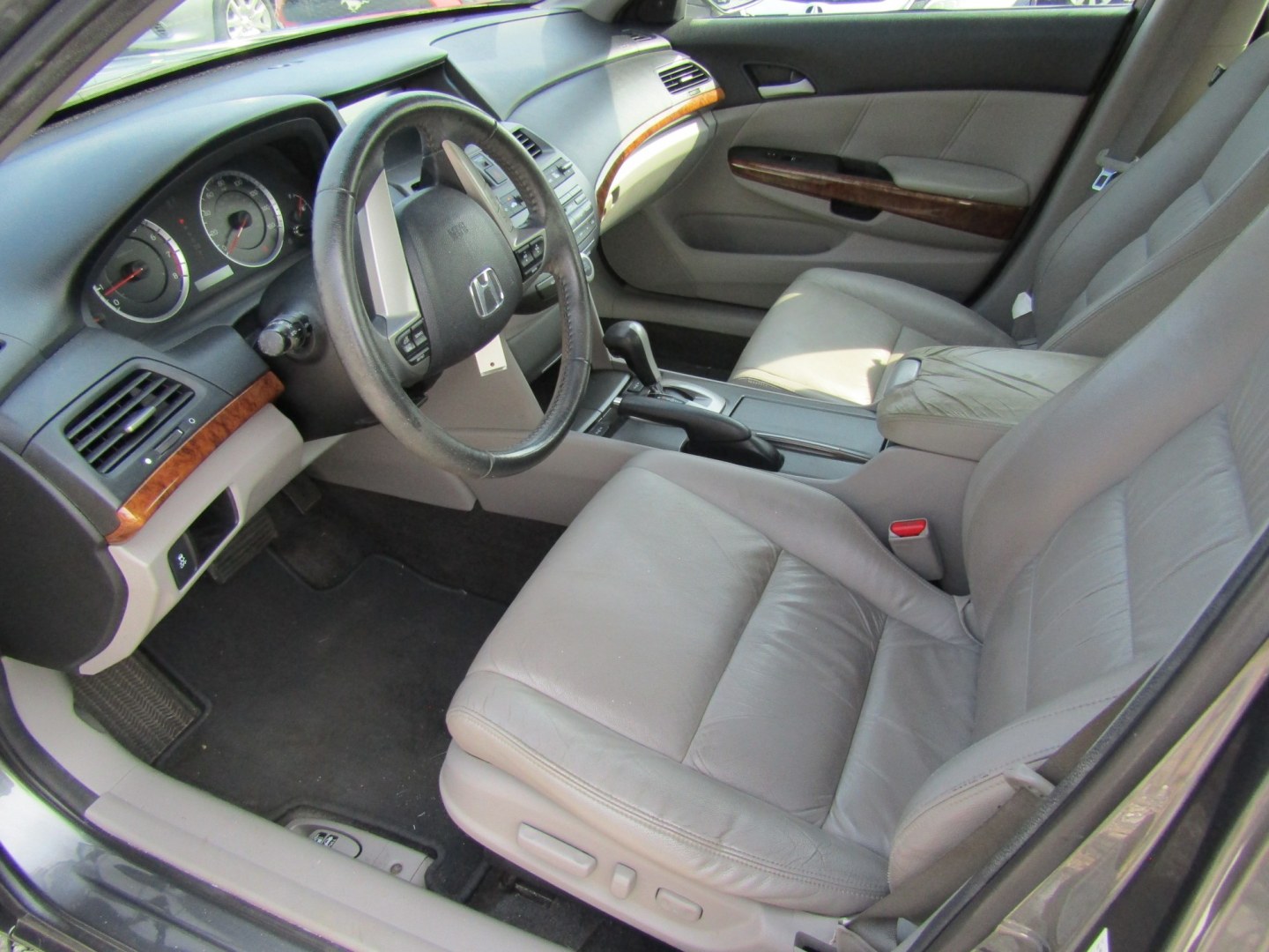 2012 Gray Honda Accord EX-L V6 Sedan AT (1HGCP3F83CA) with an 3.5L V6 SOHC 24V engine, Automatic transmission, located at 15016 S Hwy 231, Midland City, AL, 36350, (334) 983-3001, 31.306210, -85.495277- Photo#3