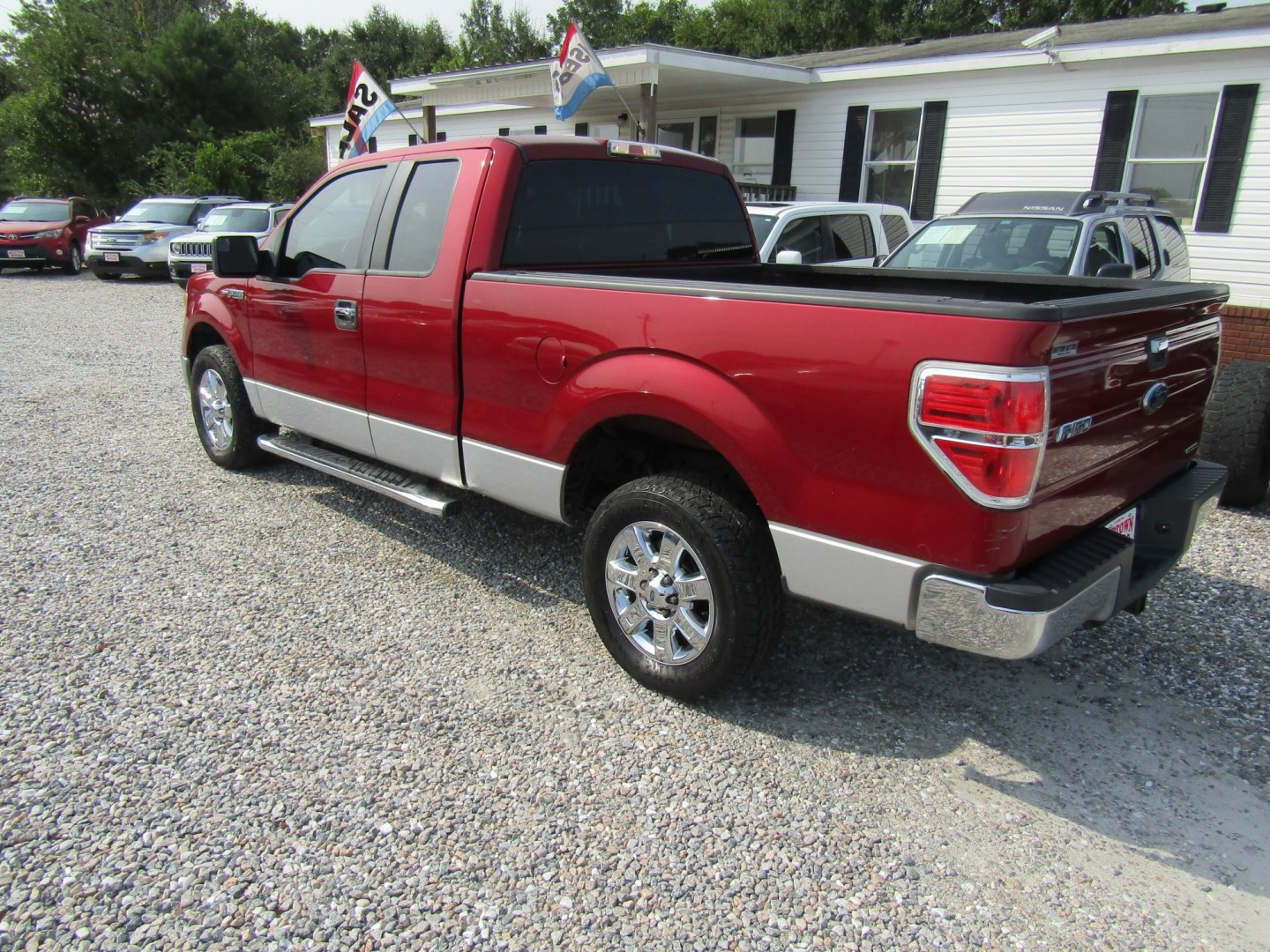2014 Red Ford F-150 XLT SuperCab 8-ft. Bed 2WD (1FTEX1CM0EF) with an 3.7L V6 DOHC 24V engine, Automatic transmission, located at 15016 S Hwy 231, Midland City, AL, 36350, (334) 983-3001, 31.306210, -85.495277- Photo#4