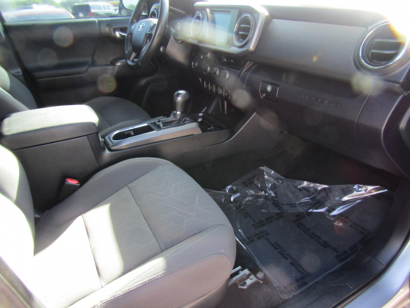 2017 Silver Toyota Tacoma SR5 Double Cab Long Bed V6 6AT 2WD (5TFAZ5CN2HX) with an 3.6L V6 DOHC 24V engine, Automatic transmission, located at 15016 S Hwy 231, Midland City, AL, 36350, (334) 983-3001, 31.306210, -85.495277- Photo#9