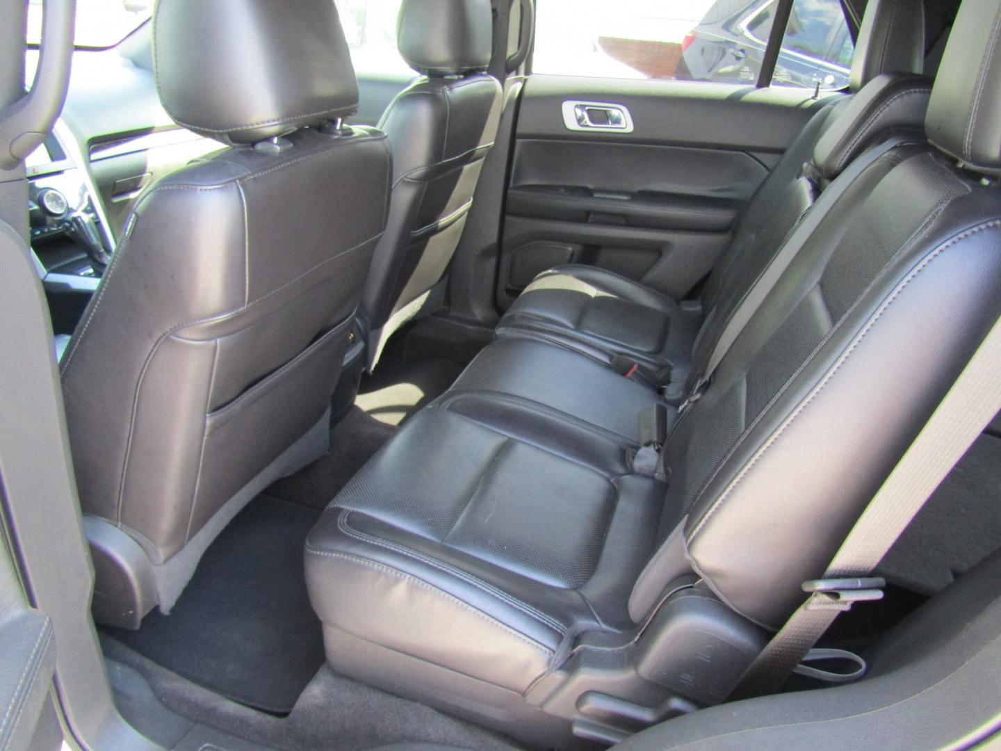2013 Silver Ford Explorer Limited FWD (1FM5K7F84DG) with an 3.5L V6 DOHC 24V engine, Automatic transmission, located at 15016 S Hwy 231, Midland City, AL, 36350, (334) 983-3001, 31.306210, -85.495277- Photo#4