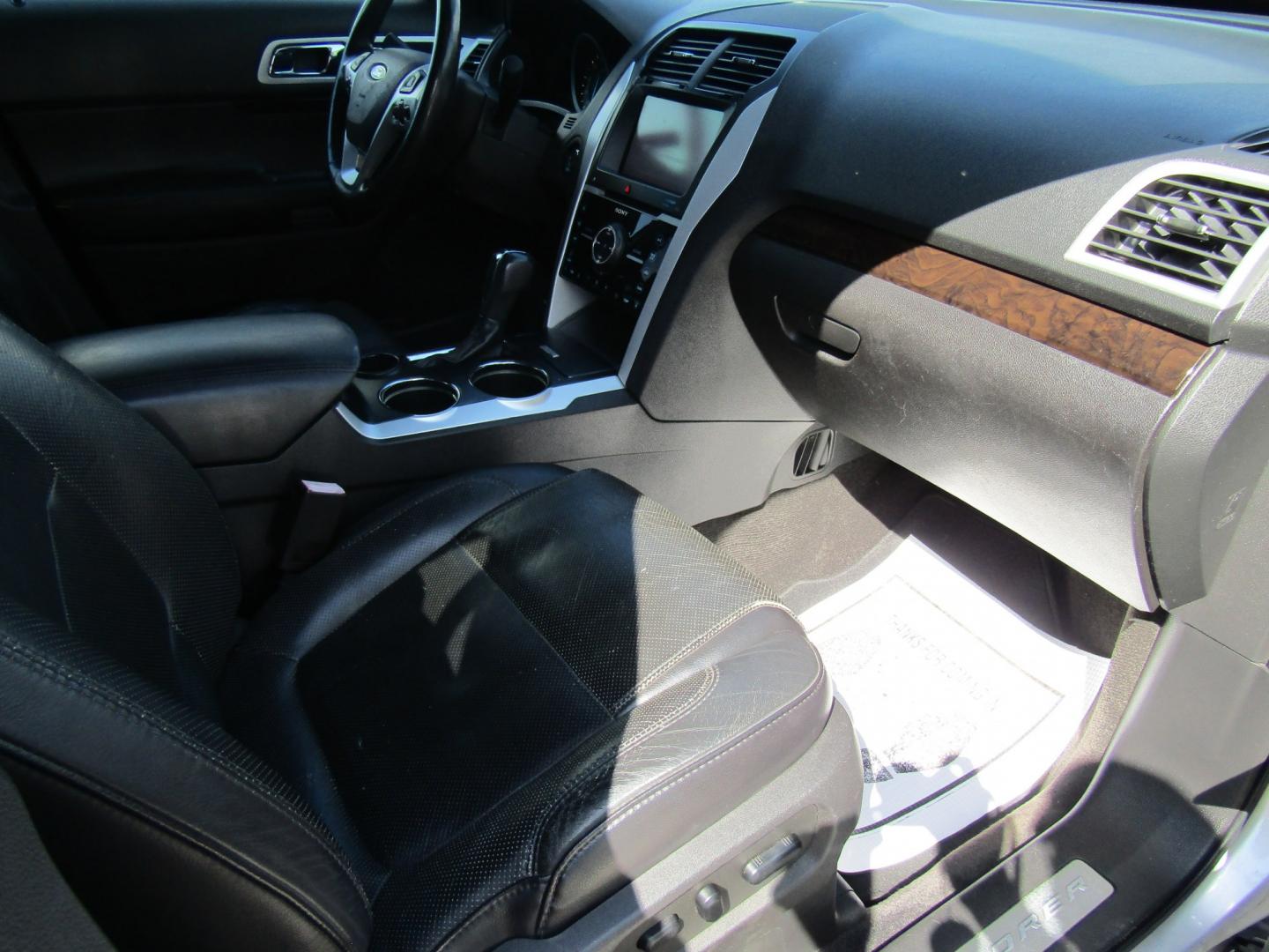 2013 Silver Ford Explorer Limited FWD (1FM5K7F84DG) with an 3.5L V6 DOHC 24V engine, Automatic transmission, located at 15016 S Hwy 231, Midland City, AL, 36350, (334) 983-3001, 31.306210, -85.495277- Photo#9