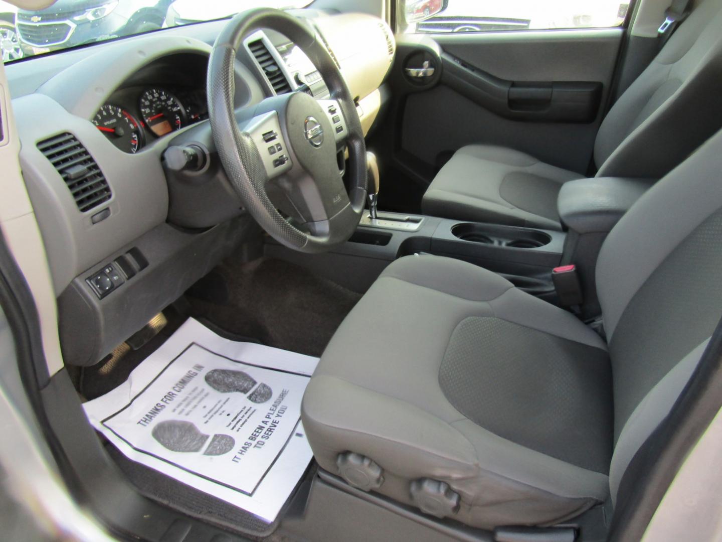 2014 Silver Nissan Xterra S 2WD (5N1AN0NU9EN) with an 4.0L V6 DOHC 24V engine, Automatic transmission, located at 15016 S Hwy 231, Midland City, AL, 36350, (334) 983-3001, 31.306210, -85.495277- Photo#3