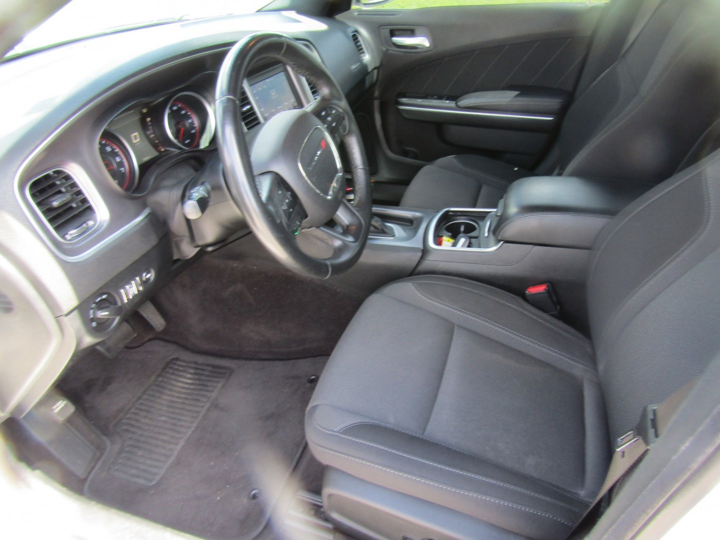 2019 White Dodge Charger SXT (2C3CDXBGXKH) with an 3.6L V6 DOHC 24V engine, Automatic transmission, located at 15016 S Hwy 231, Midland City, AL, 36350, (334) 983-3001, 31.306210, -85.495277- Photo#1