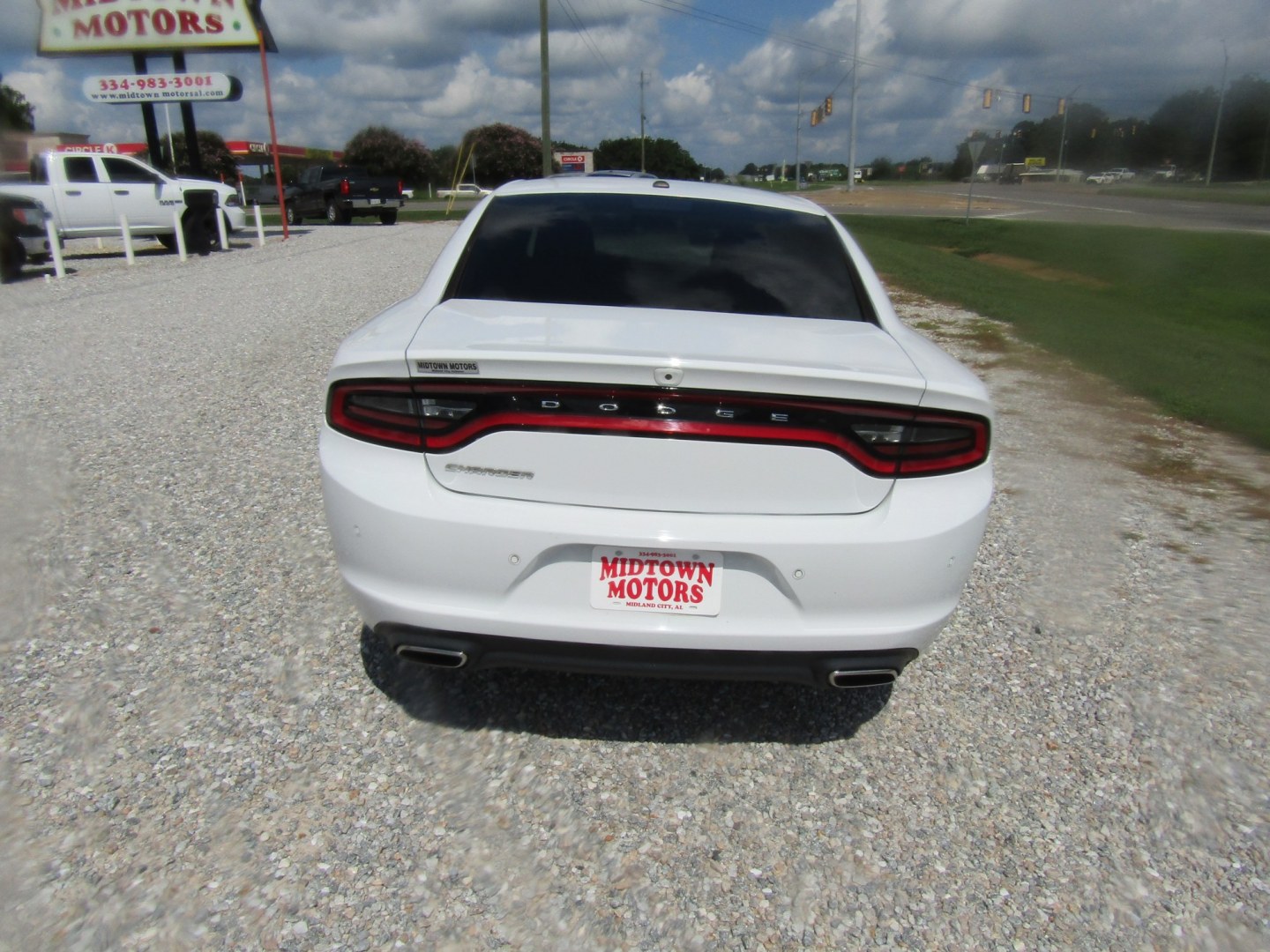 2019 White Dodge Charger SXT (2C3CDXBGXKH) with an 3.6L V6 DOHC 24V engine, Automatic transmission, located at 15016 S Hwy 231, Midland City, AL, 36350, (334) 983-3001, 31.306210, -85.495277- Photo#4